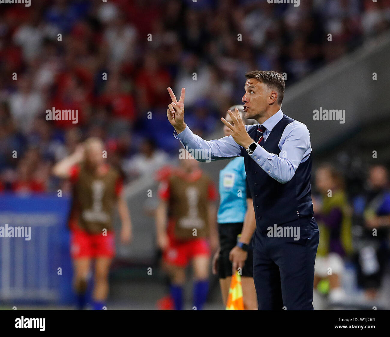 Lyon. 2. Juli 2019. Head Coach Philip Neville von England reagiert während des Halbfinales zwischen den Vereinigten Staaten und England an der 2019 FIFA Frauenfussball Weltmeisterschaft in Stade de Lyon in Lyon, Frankreich am 2. Juli 2019. Credit: Ding Xu/Xinhua/Alamy leben Nachrichten Stockfoto
