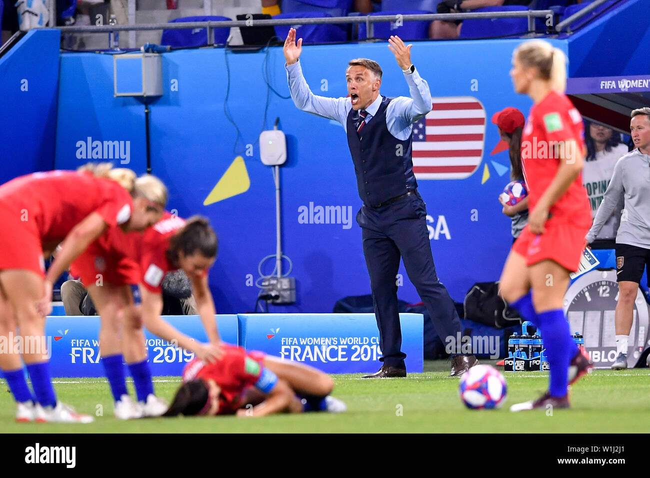 Lyon. 2. Juli 2019. Head Coach von England Philip Neville (C) reagiert während des Halbfinales zwischen den Vereinigten Staaten und England an der 2019 FIFA Frauenfussball Weltmeisterschaft in Stade de Lyon in Lyon, Frankreich am 2. Juli 2019. Credit: Chen Yichen/Xinhua/Alamy leben Nachrichten Stockfoto
