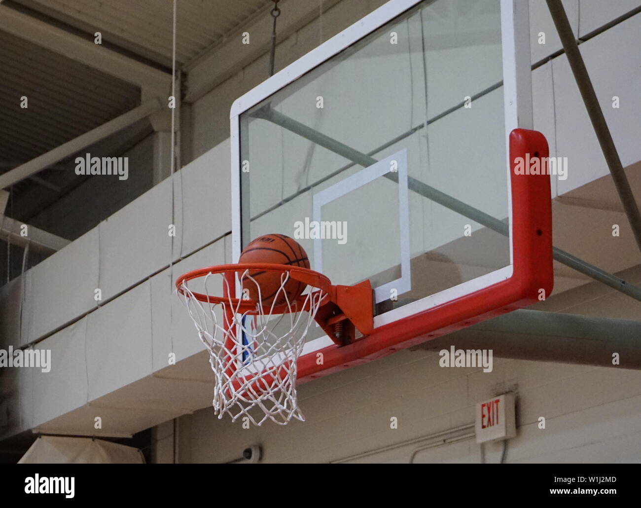 Was die Aufnahme - Basketball geht durch das Netz während der Praxis in der Gymm Stockfoto