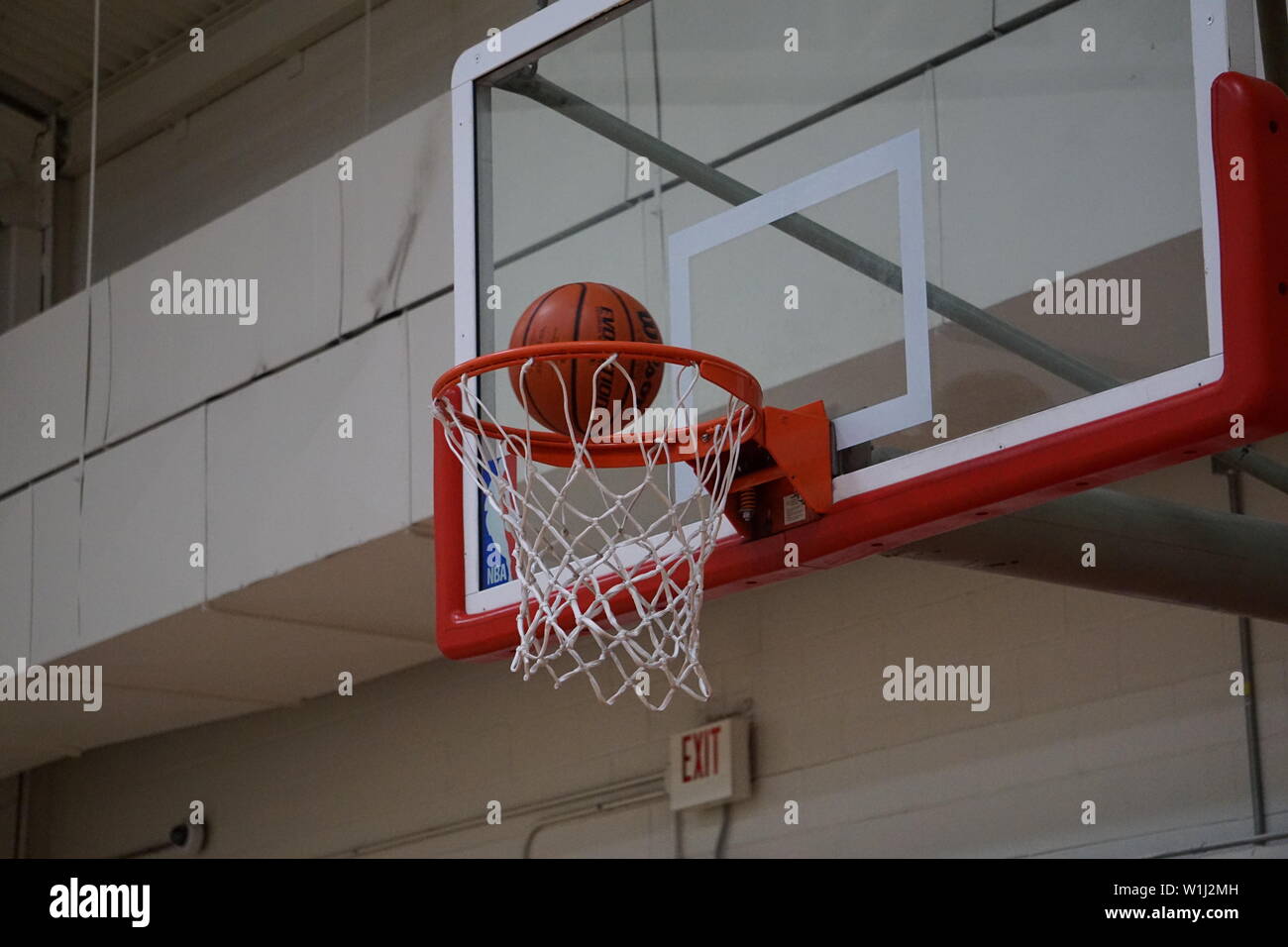 Was die Aufnahme - Basketball geht durch das Netz während der Praxis in der Gymm Stockfoto