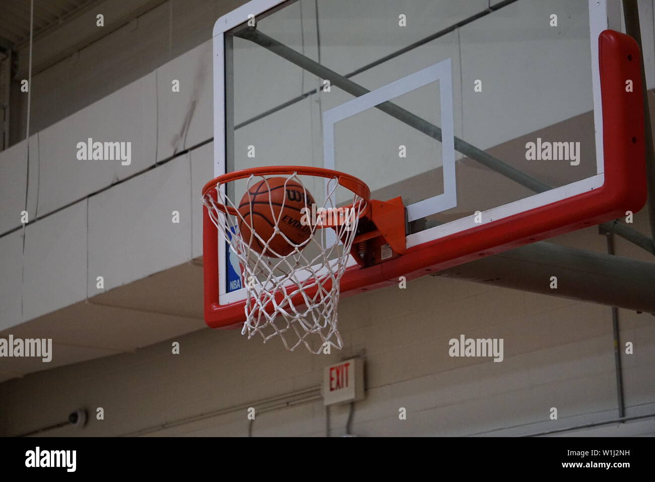 Was die Aufnahme - Basketball geht durch das Netz während der Praxis in der Gymm Stockfoto