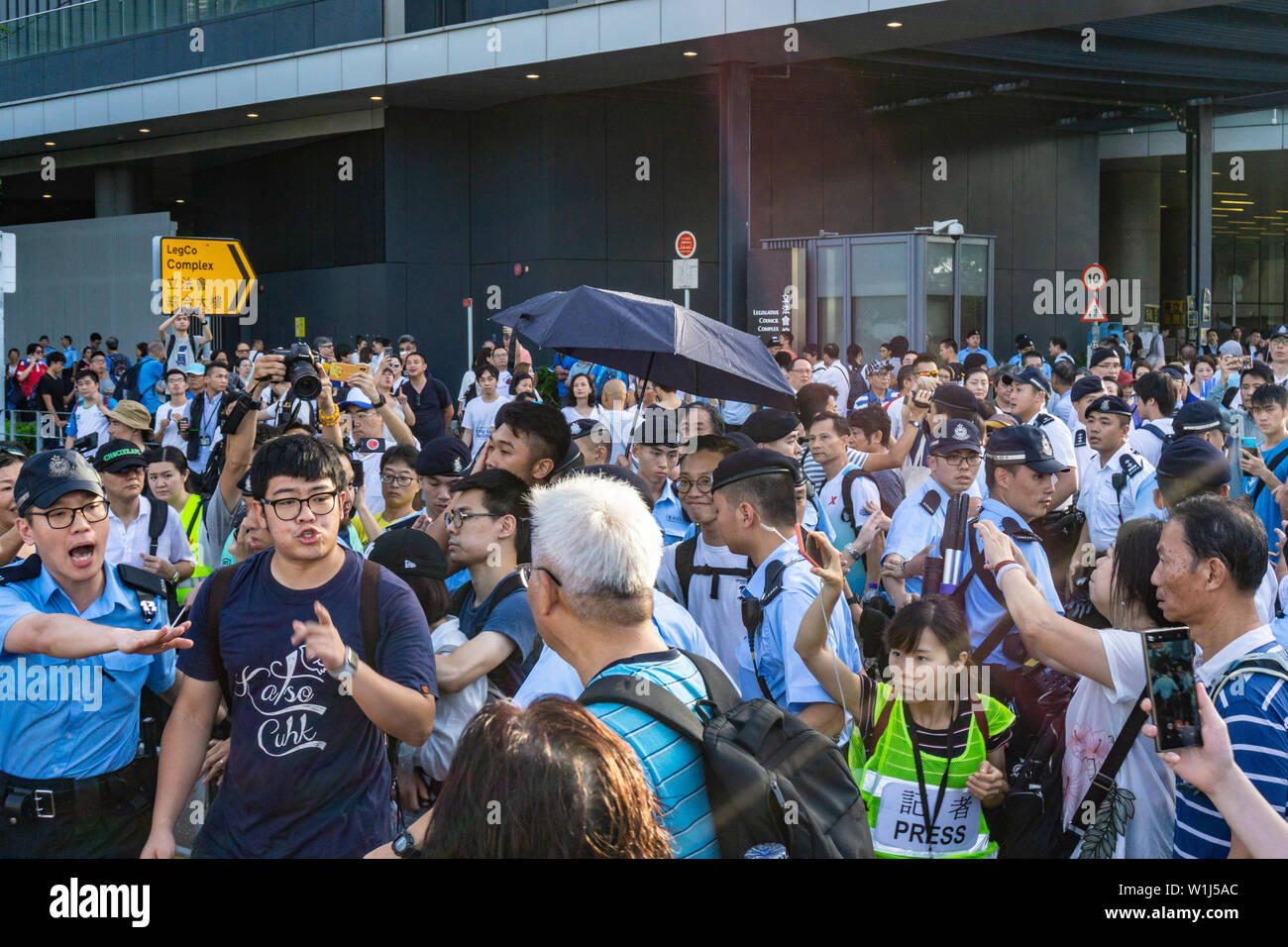 Raufereien im Hong Kong Protestaktion: pro Polizei pro China Demonstranten Demonstration gegen Auslieferung Demonstranten Stockfoto