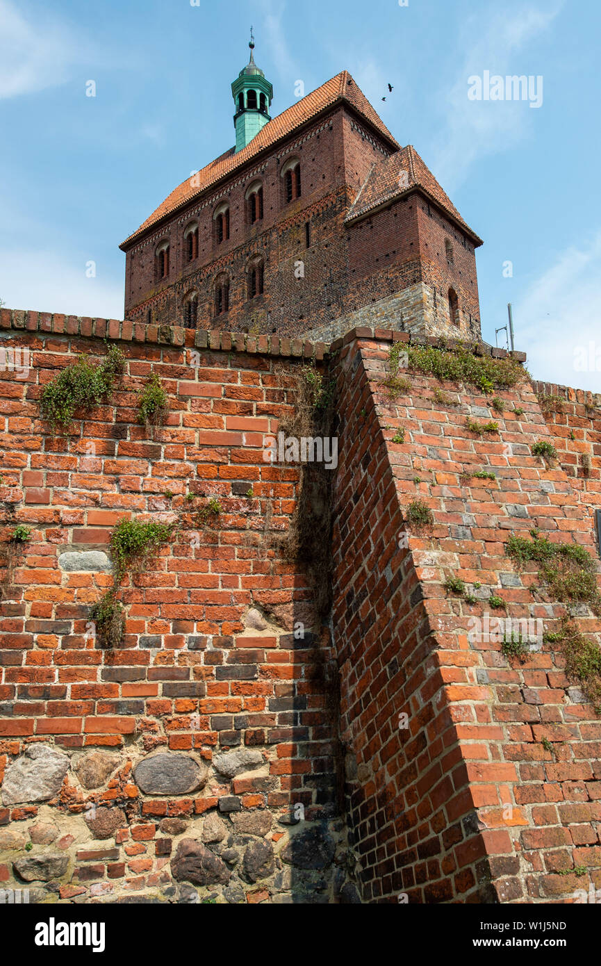 Hansestadt Havelberg, Deutschland. 06 Juni, 2019. Das Westgebäude des Doms St. Marien zu Havelberg. Der Dom, ursprünglich im romanischen Stil erbaut, stammt aus 1150. Auch das Kloster, das Kloster gehört, sagte in der zweiten Hälfte des 12. Jahrhunderts errichtet worden zu sein. Credit: Klaus-Dietmar Gabbert/dpa-Zentralbild/ZB/dpa/Alamy leben Nachrichten Stockfoto