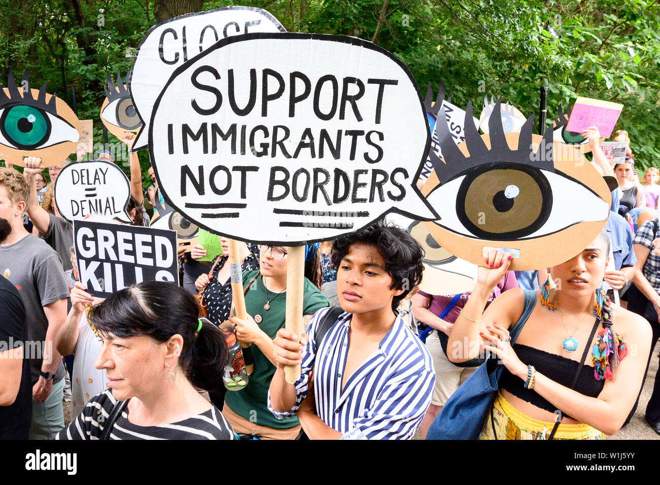 Brooklyn, Vereinigte Staaten. 02 Juli, 2019. Die Demonstranten halten Plakate hoch, während eines Protestes für die Schließung der Migranten camps in der südlichen Grenze. "In der Nähe der Lager Rallye Fürsprecher für die Schließung des Camps, wo Migranten an der südlichen Grenze festgehalten werden. Die Kundgebung fand gegenüber dem Apartment Gebäude, wo Senator Chuck Schumer (D-NY) lebt in Brooklyn, NY. Credit: SOPA Images Limited/Alamy leben Nachrichten Stockfoto