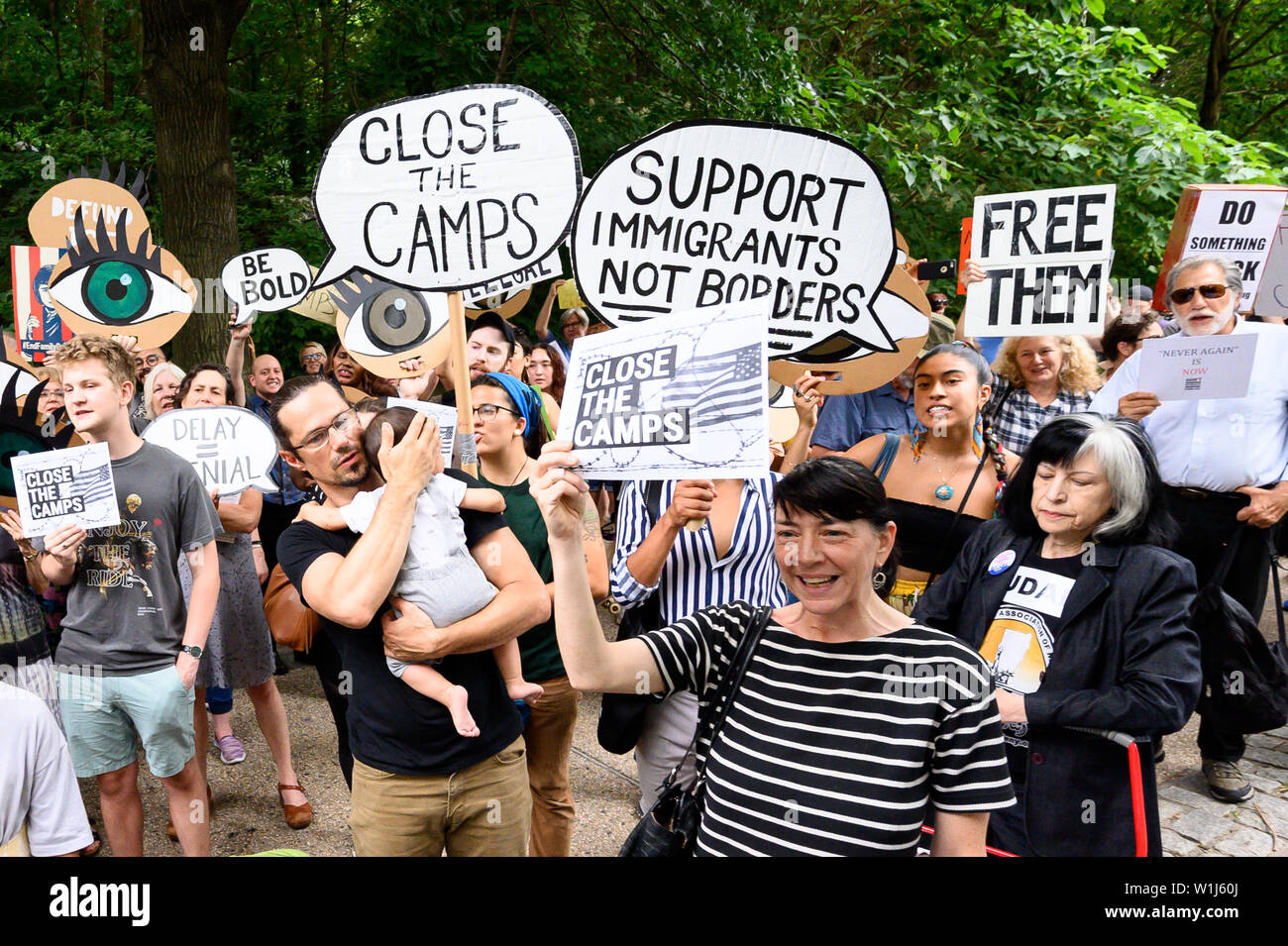 Brooklyn, Vereinigte Staaten. 02 Juli, 2019. Die Demonstranten halten Plakate hoch, während eines Protestes für die Schließung der Migranten camps in der südlichen Grenze. "In der Nähe der Lager Rallye Fürsprecher für die Schließung des Camps, wo Migranten an der südlichen Grenze festgehalten werden. Die Kundgebung fand gegenüber dem Apartment Gebäude, wo Senator Chuck Schumer (D-NY) lebt in Brooklyn, NY. Credit: SOPA Images Limited/Alamy leben Nachrichten Stockfoto