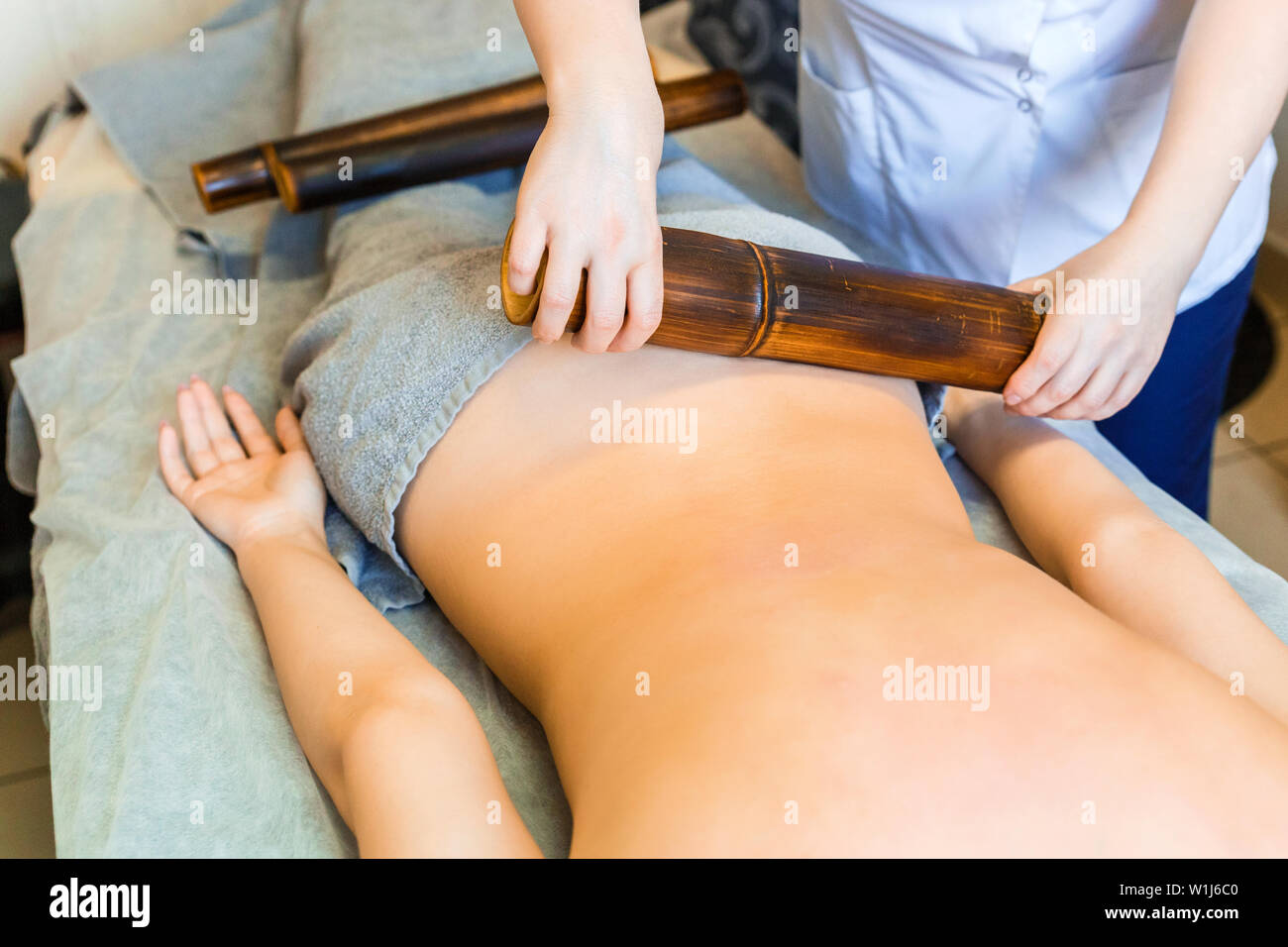 Rückenmassage mit Bambus. Bambus massage Sticks. Stockfoto