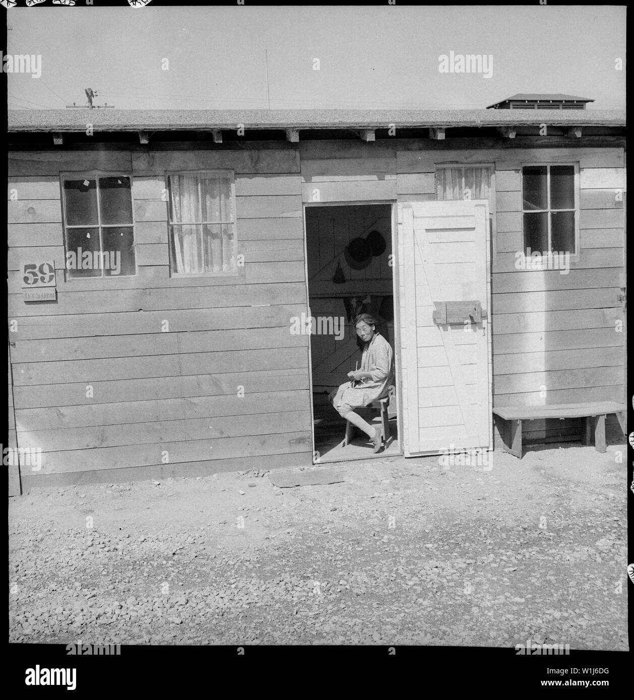 San Bruno, Kalifornien. Baracke in einem der langen Linien der umgebauten Pferdeställen. Jede FAMIL. . .; Umfang und Inhalt: Der vollständige Titel für dieses Foto lautet: San Bruno, Kalifornien. Baracke in einem der langen Linien der umgebauten Pferdeställen. Jede Familie besteht aus zwei kleinen Räumen - die hinteren Zimmer ohne Tür oder Fenster. Stockfoto