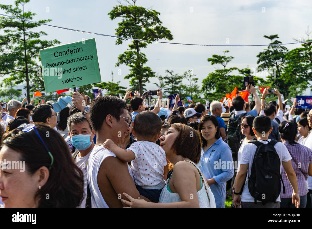 Baby nimmt ersten Protest. Hong Kong Protestaktion: pro Polizei pro China Kundgebung gegen die Auslieferung Demonstranten Stockfoto