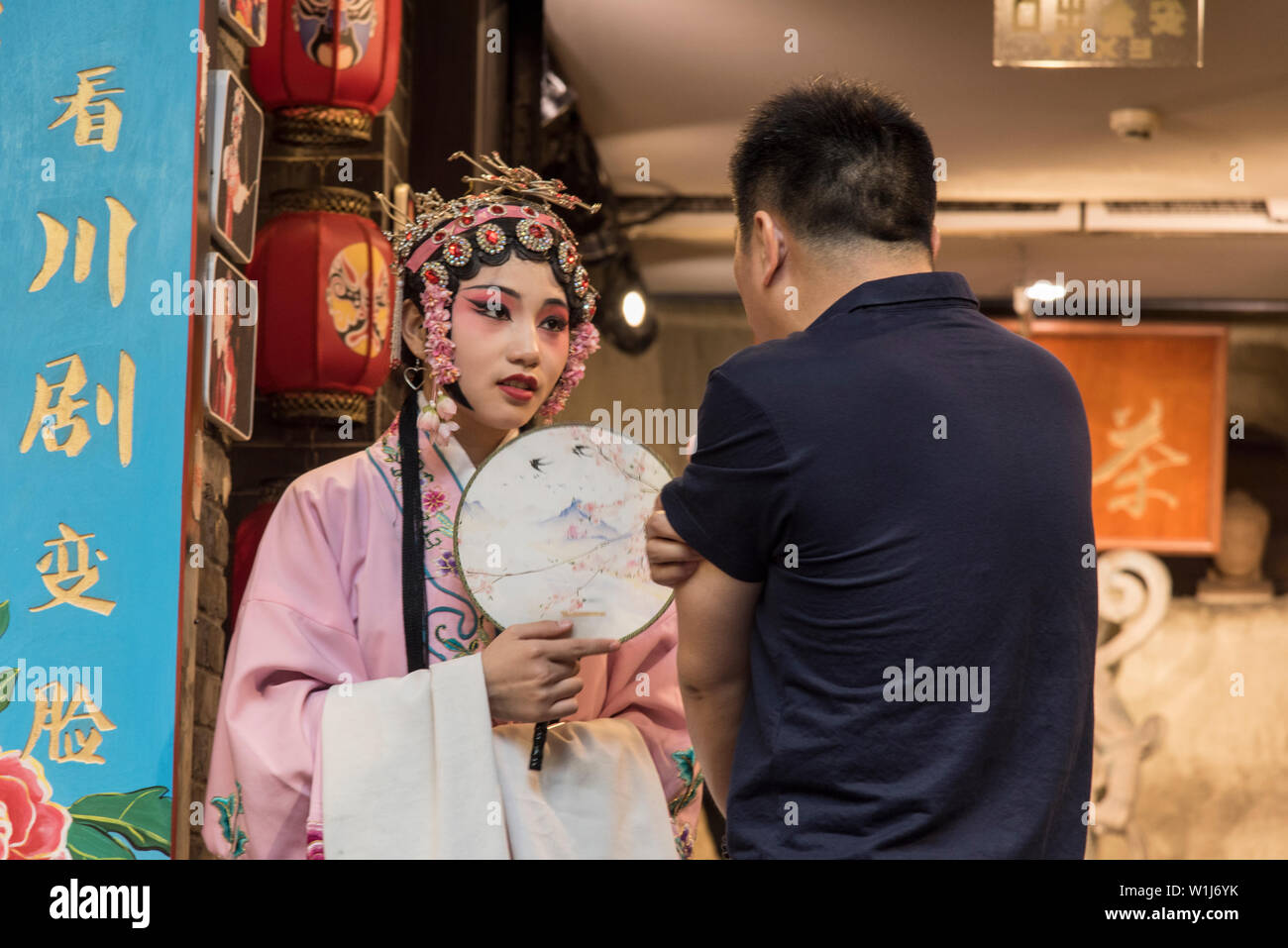 Schauspielerin mit Make-up und Traditionelle Chinesische Oper Kopfschmuck. In Chengdu, Sichuan, China fotografiert. Stockfoto