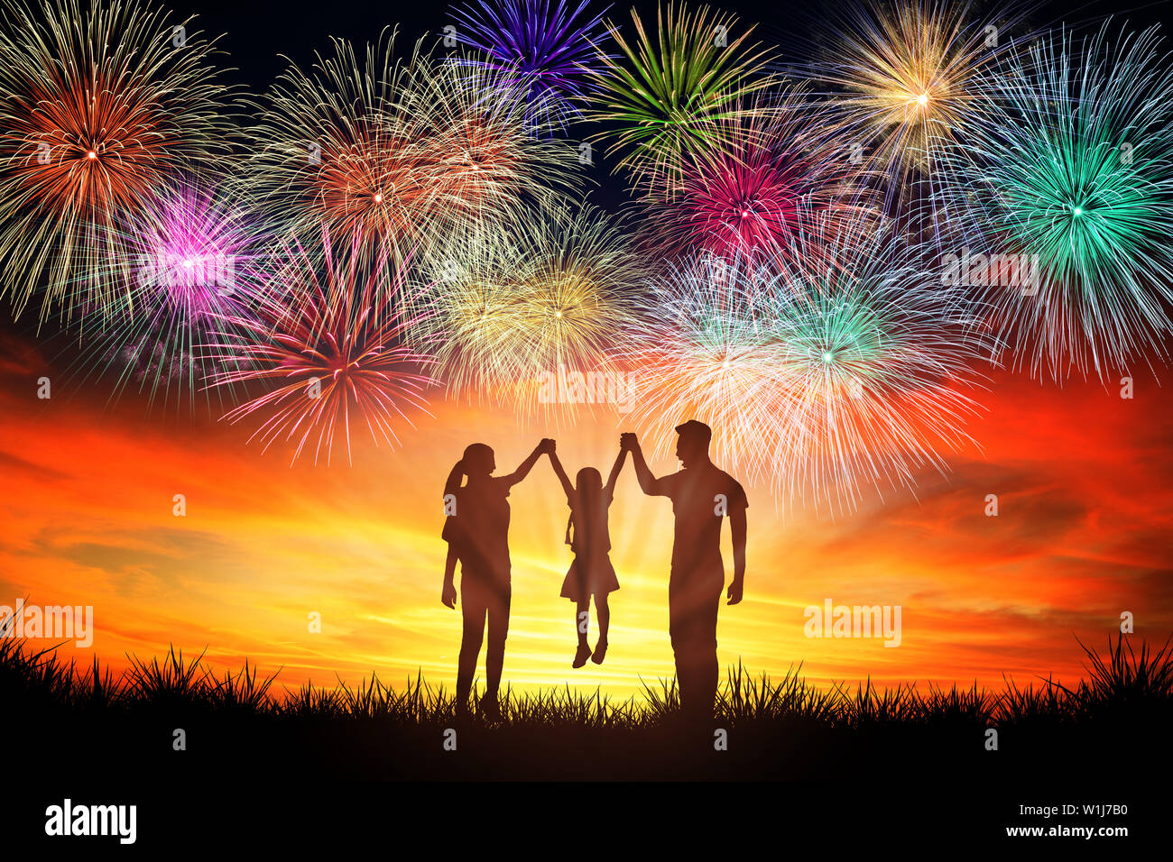 Glückliche Familie stehen und wir das Feuerwerk Stockfoto