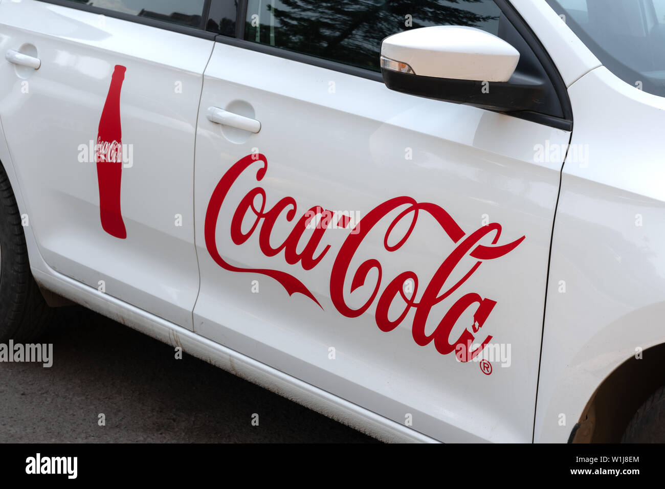 Krasnoyars, Russland, 3. Juli 2019: Coca Cola Company Auto das Russland. Logo auf der Tür Stockfoto