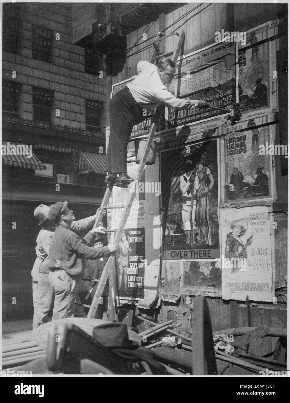 Zweite Freiheit Darlehen, Oktober 1917. Fattie Arbuckle, der Film star, eine Freiheit Darlehen Plakat am Times Square, New York., 1917 - 1919; Allgemeine Hinweise: Verwenden Sie Krieg und Konflikt Nummer 519 bei der Bestellung eine Reproduktion oder Anforderung von Informationen zu diesem Bild. Stockfoto