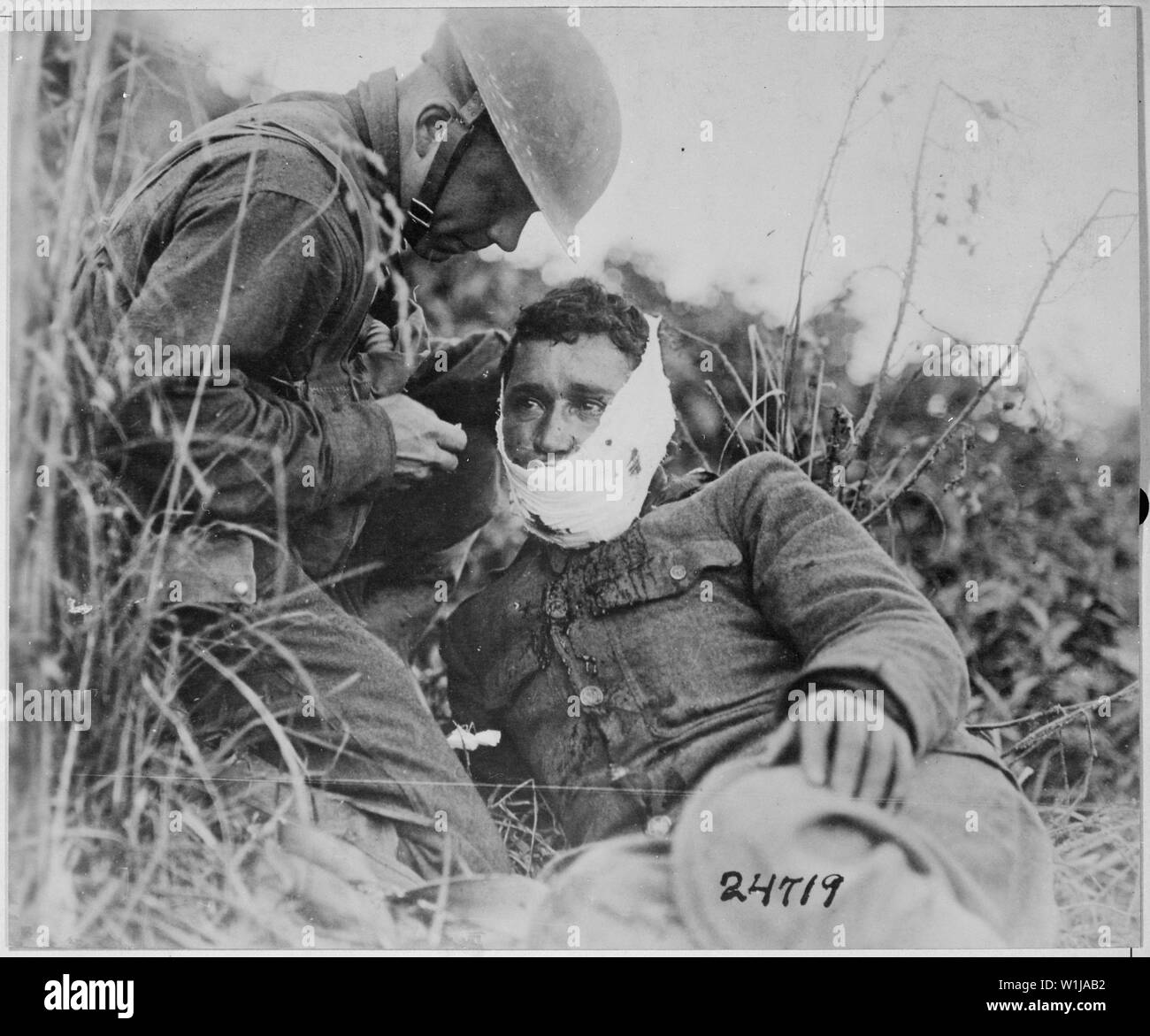 Soldat des Unternehmens K, 110th Regiment Infanterie (ehemals 3. und 10. Infanterie, Pennsylvania National Guard), nur verwundet, Erste-hilfe Behandlung von einem Kameraden. Varennes-en-Argonne, Frankreich., 09/26/1918; Allgemeine Hinweise: Verwenden Sie Krieg und Konflikt Nummer 669 bei der Bestellung eine Reproduktion oder Anforderung von Informationen zu diesem Bild. Stockfoto