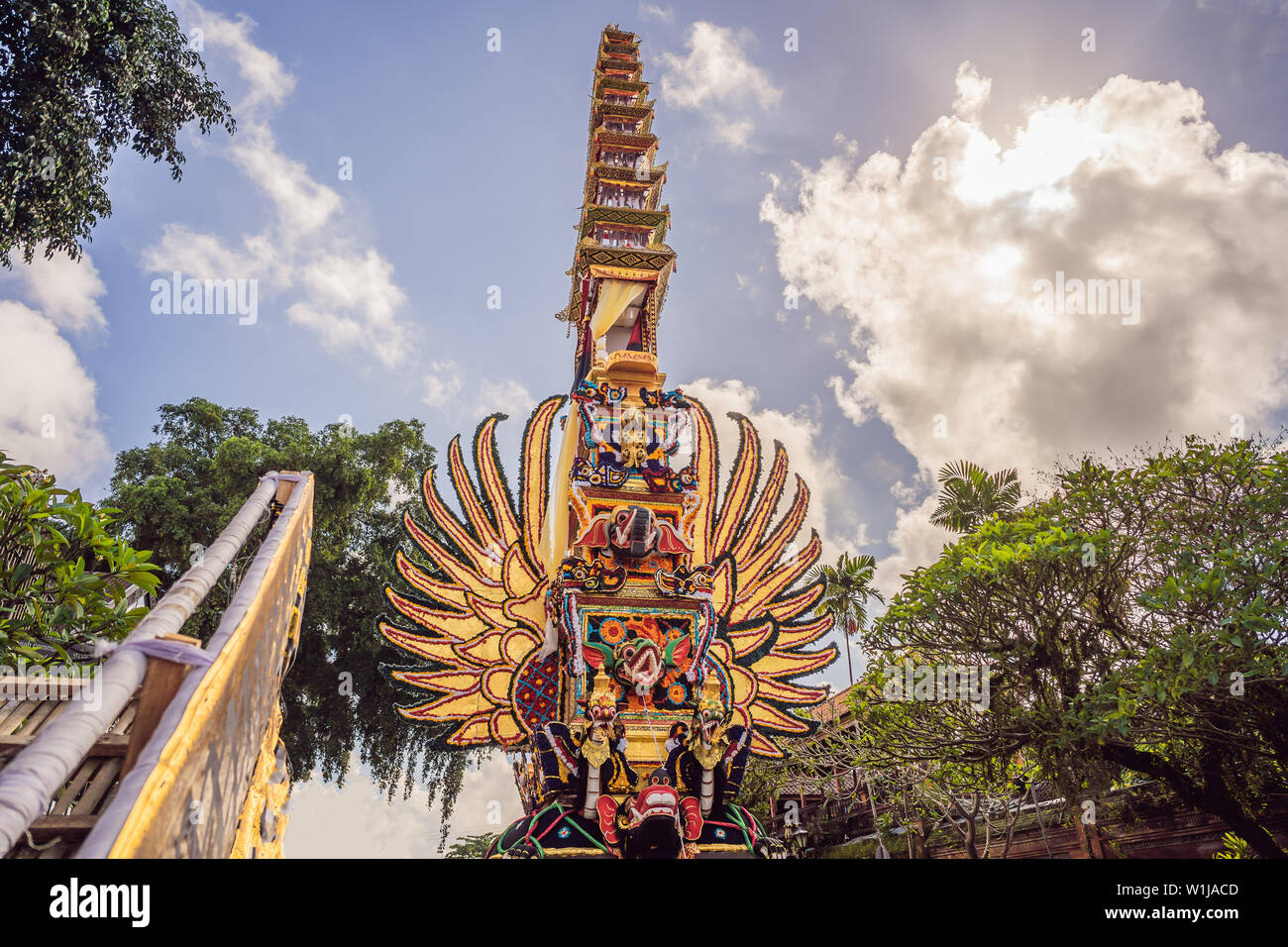 Bade Einäscherung Turm mit traditionellen balinesischen Skulpturen der Dämonen und Blumen in der Central Street in Ubud, Insel Bali, Indonesien. Für eine vorbereitet Stockfoto