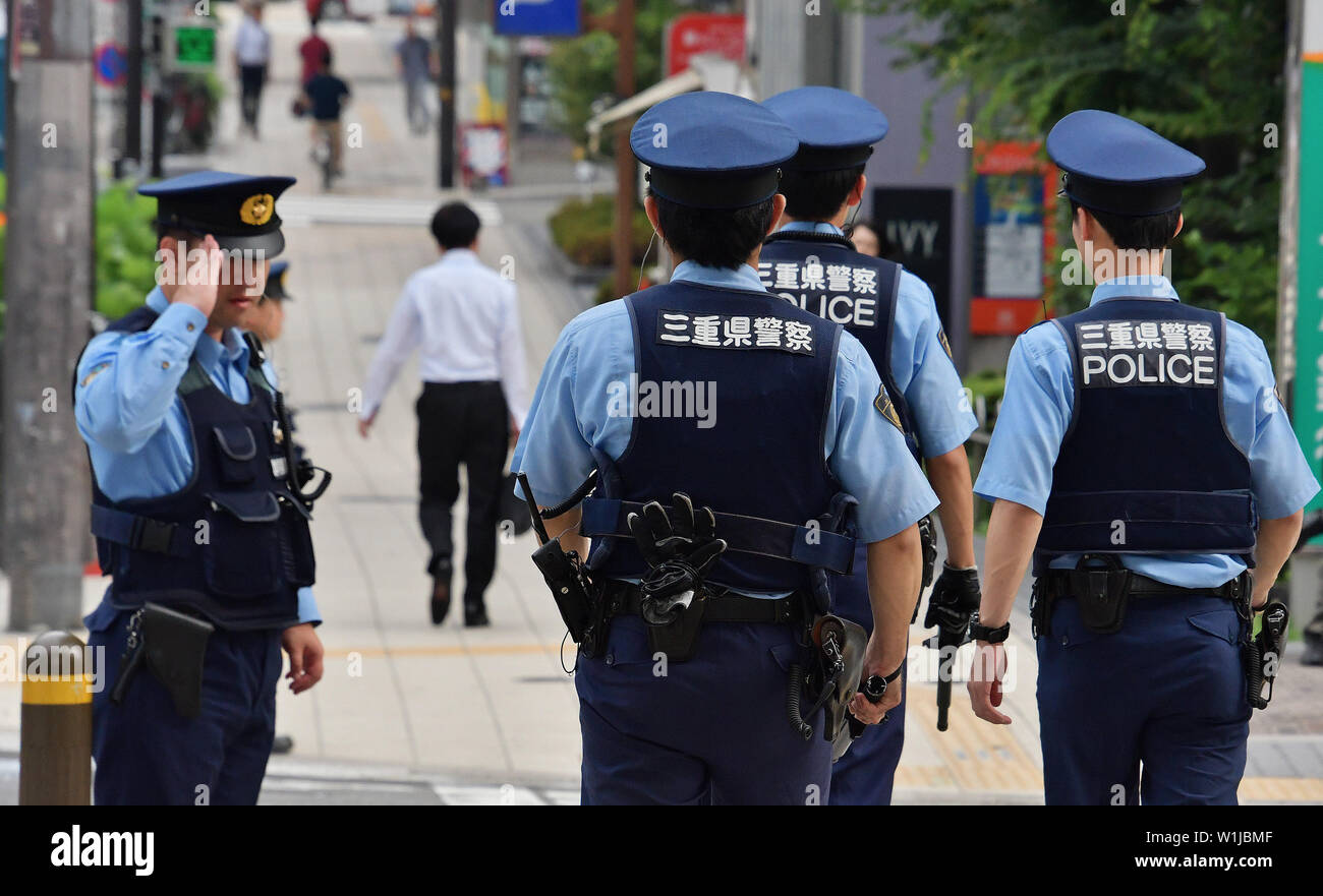 Polizisten sperren Sie den Eingang auf der Schnellstraße in Richtung der Staats- und Regierungschefs der G20-Gipfel Schauplatz in Osaka, Japan, am 29. Juni 2019. Quelle: LBA/Alamy leben Nachrichten Stockfoto