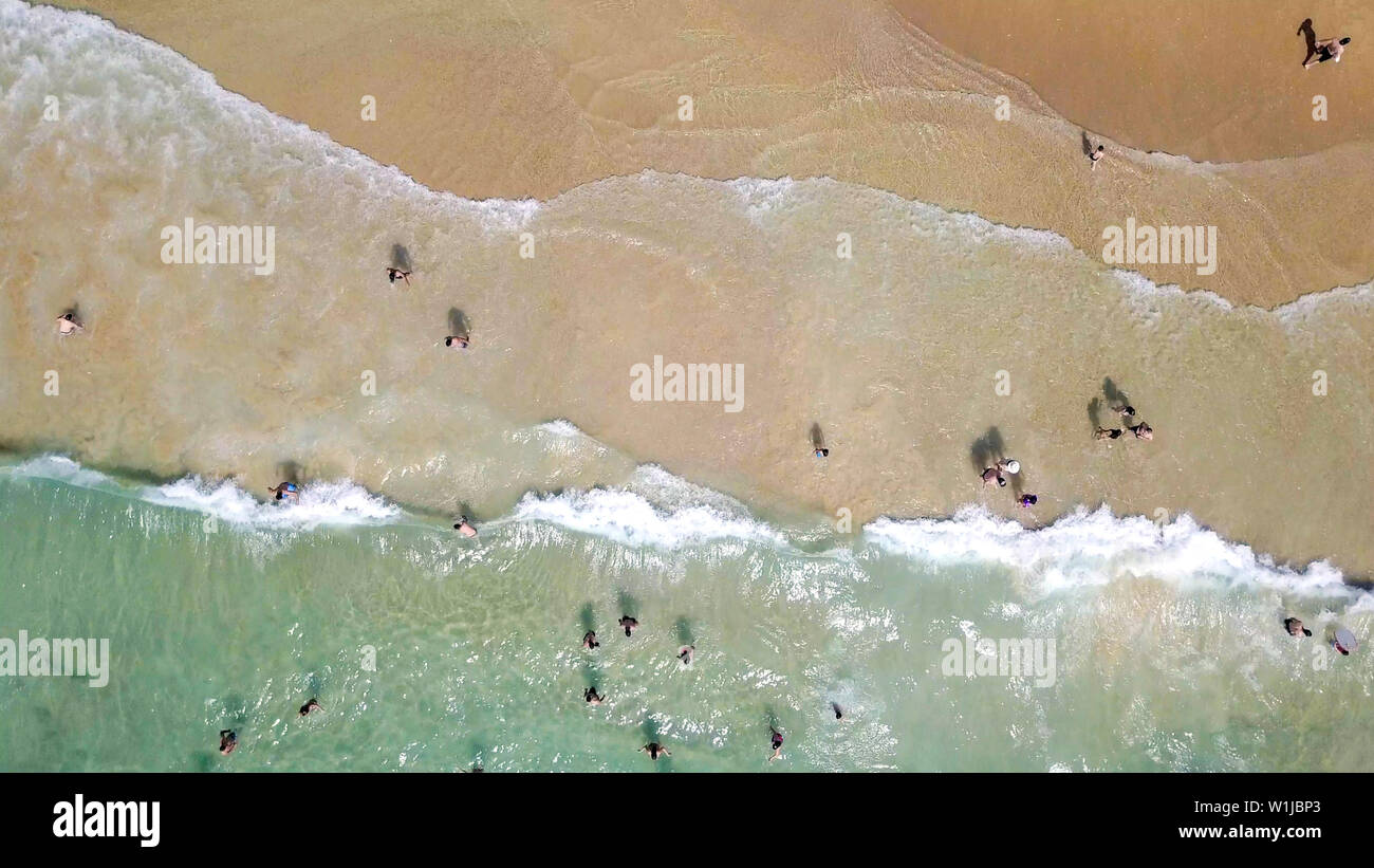 Top down Luftbild von Menschen, die das ruhige Wasser des Mittelmeers genießen. Stockfoto