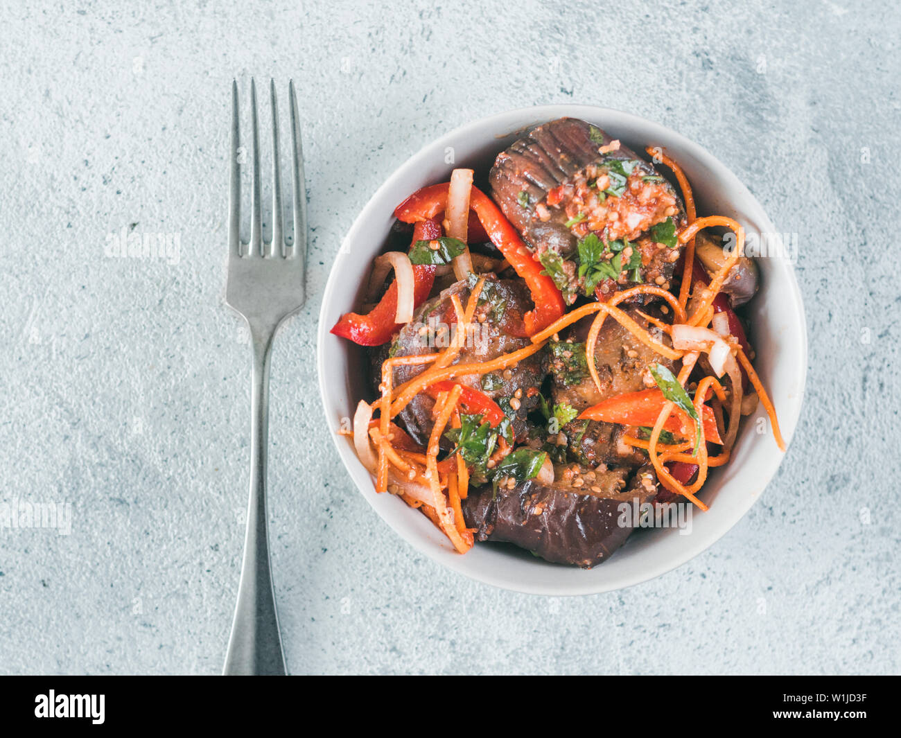 Salat eingelegte Auberginen, Möhren, Zwiebeln, Paprika in Schüssel auf ...