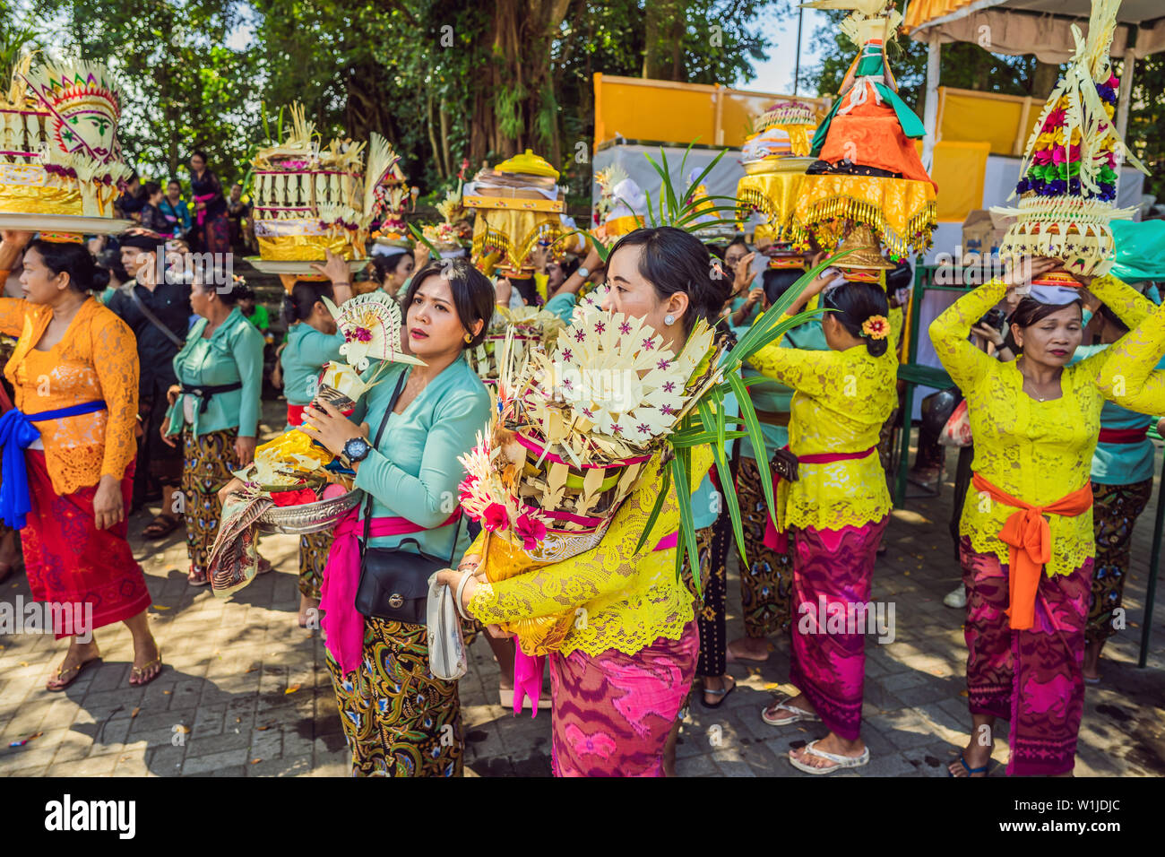 Ubud, Bali, Indonesien - 22. April 2019: Royal Einäscherung Zeremonie prepation. Balinesischen Hindus religion Prozession. Bade und Lembu Black Bull Symbol für Stockfoto