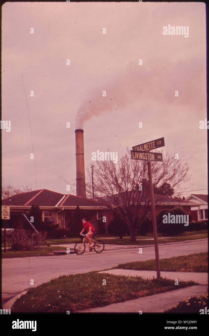 Der KAISER ALUMINIUM ANLAGE SCHORNSTEIN RAUCH BREITET SICH AUF DAS WOHNGEBIET IN DER CHALMETTE ABSCHNITT Stockfoto