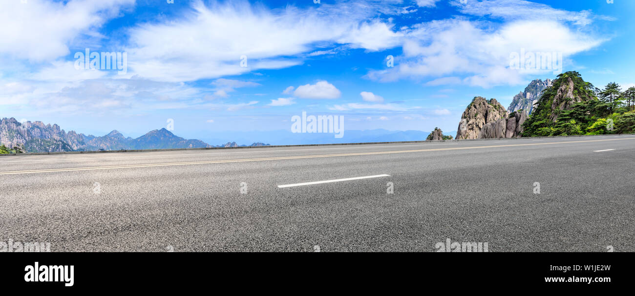 Asphalt Autobahn und schönen Berg Natur Landschaft in Huangshan, Anhui, China. Stockfoto