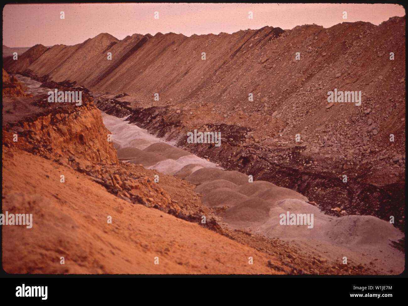 Die NAVAJO MINE DER UTAH BAU- UND BERGBAUUNTERNEHMEN. Öde Landschaft IST EIN MERKMAL, DAS ERGEBNIS DER TAGEBAU Stockfoto