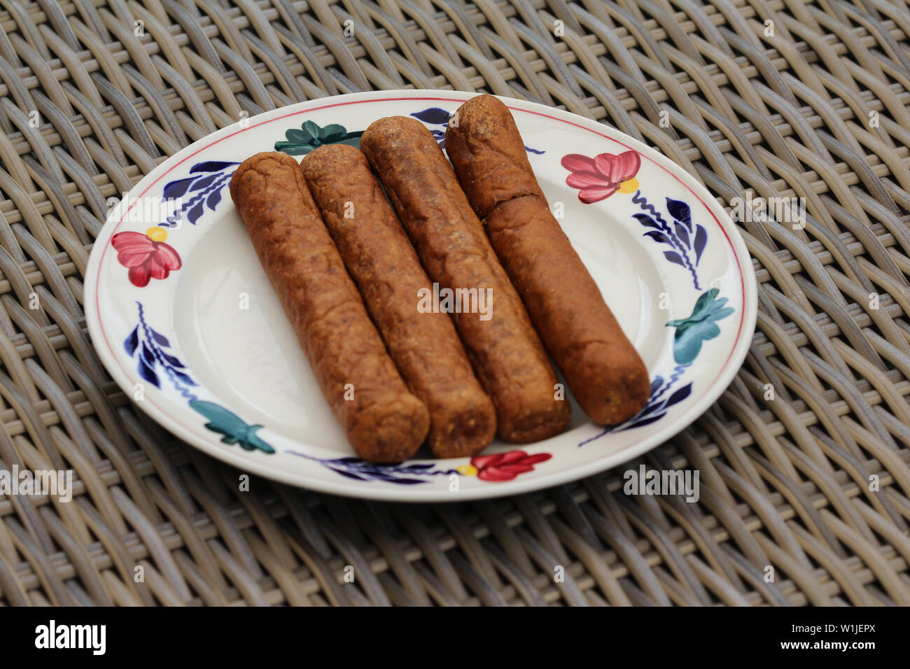 Nahaufnahme der frikandel, einem traditionellen holländischen Snack, eine Art von Hackfleisch/Faschiertem hot dog Stockfoto