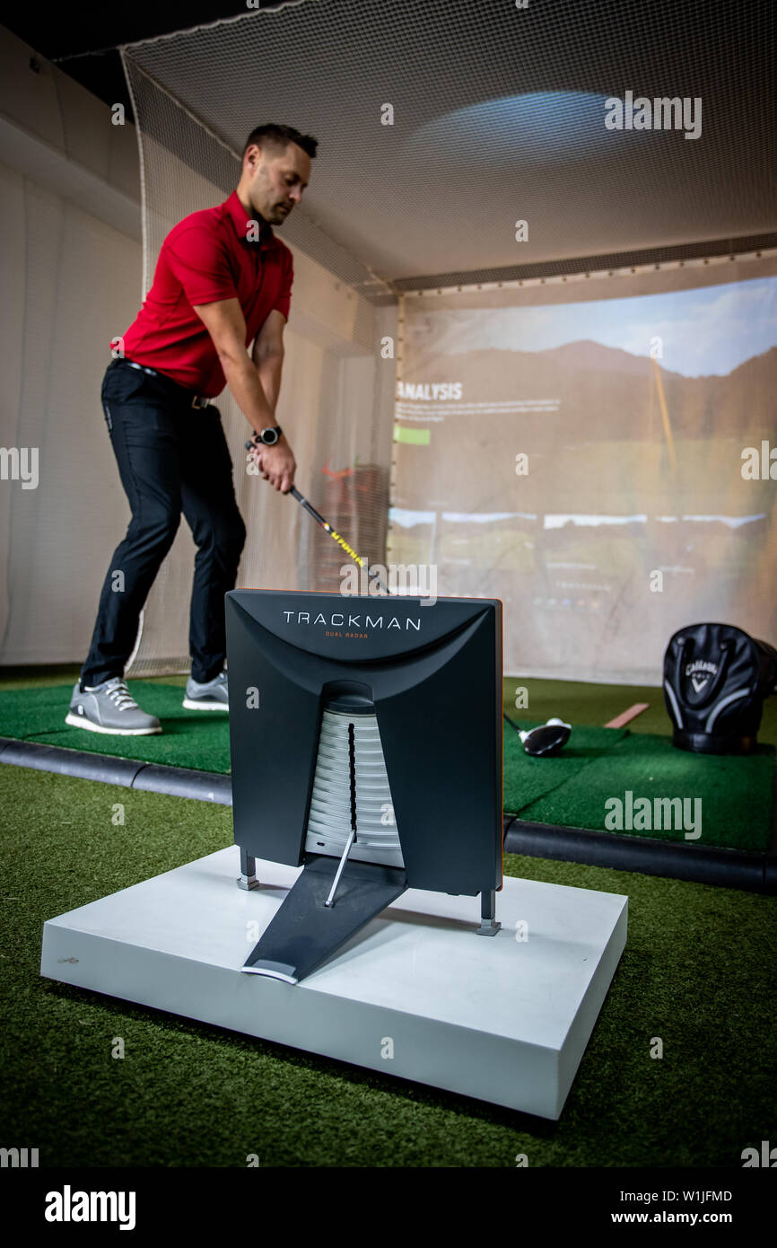 Ein professioneller Golfspieler verwendet Trackman Analyse sein Spiel zu verbessern. Stockfoto