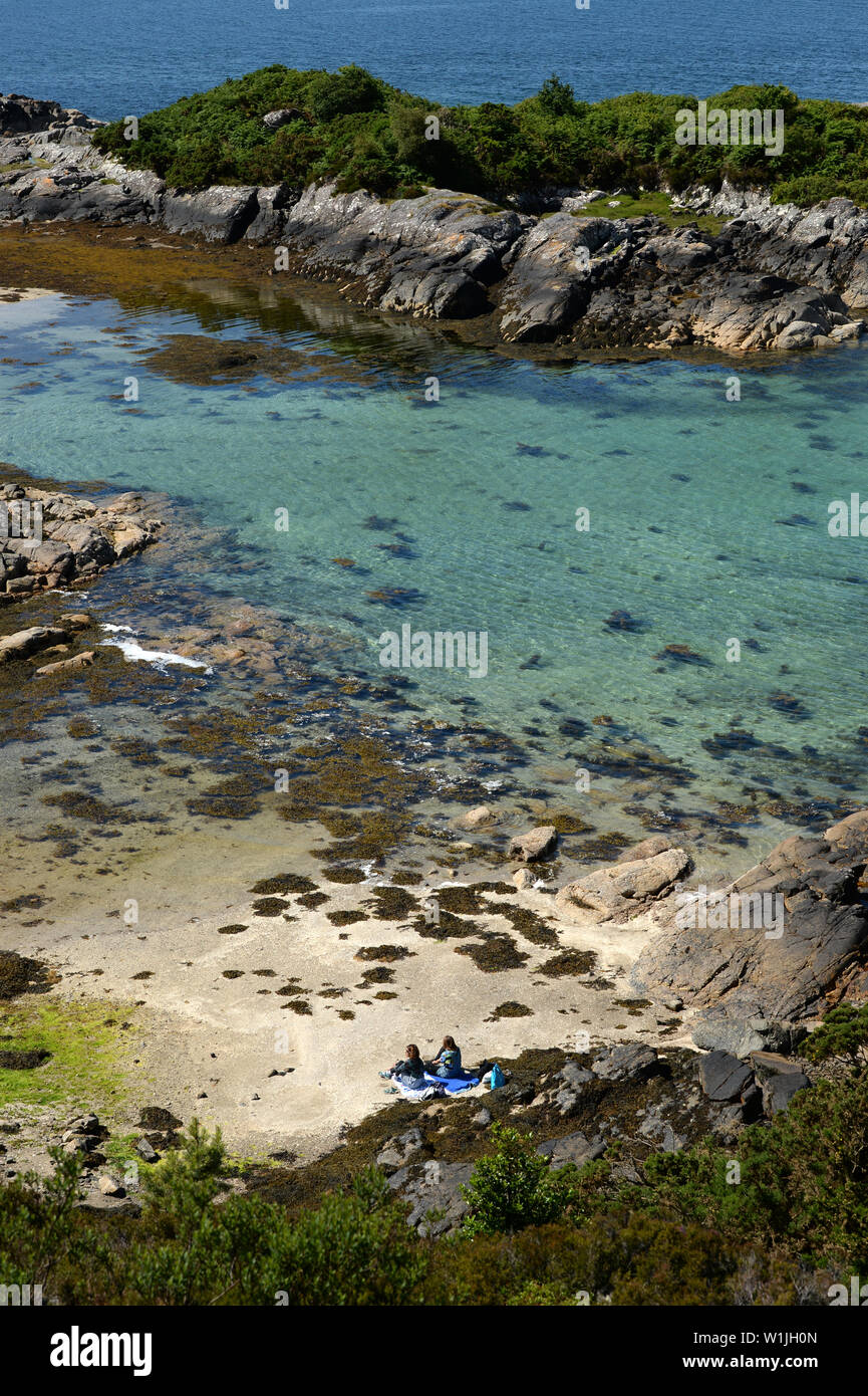 Der Spaziergang um die Landspitze bei Plockton führt zu mehreren Coral Strände mit Blick auf auf Skye. Die Koralle ist tatsächlich, verkalkte Seegras bekannt als maerl. Stockfoto