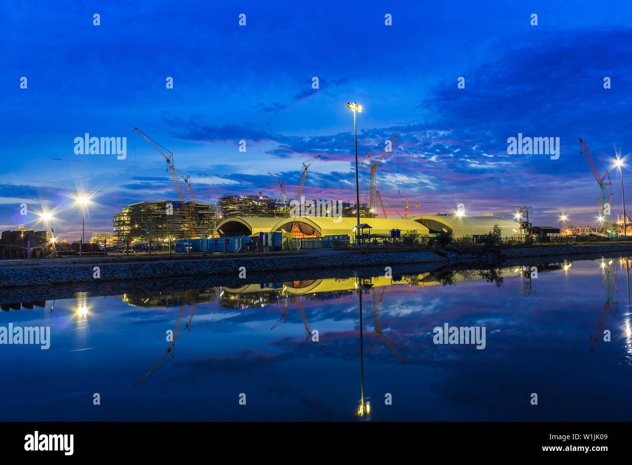 Öl Raffinerieanlage Nachtleben in der Nähe gelegenen Fluss in Thailand Stockfoto