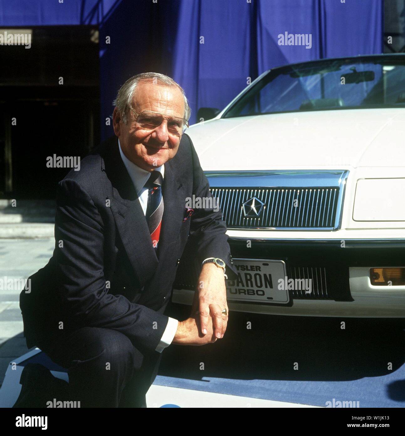 Der Vorsitzender der Geschäftsführung der amerikanische Automobilkonzern Chrysler, Lee Iacocca, am 8. September, 1987 auf der Internationalen Automobil-Ausstellung (IAA) in Frankfurt am Main vor einem Chrysler Modell. | Verwendung weltweit Stockfoto