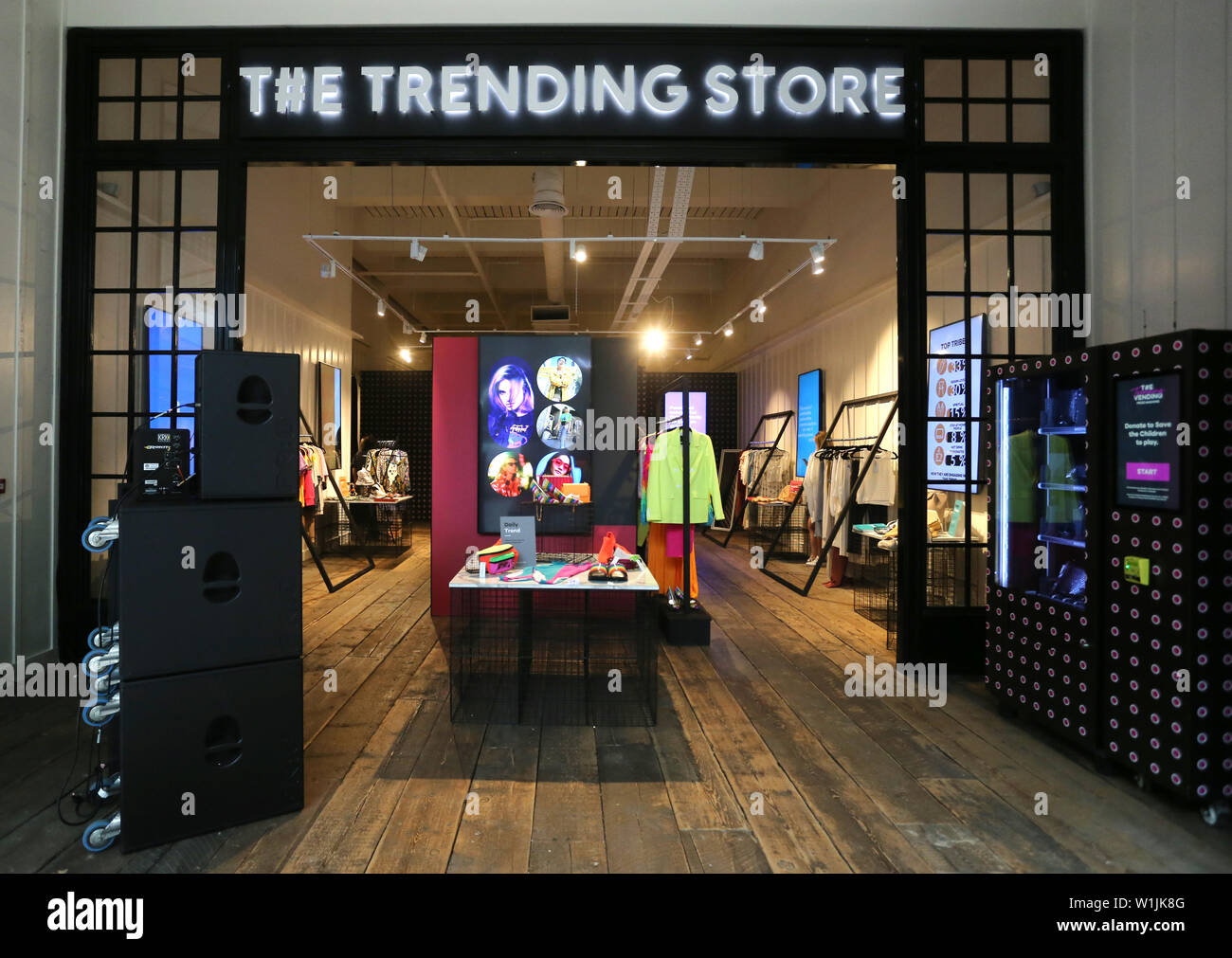 Eröffnung der Trendanalyse Store Westfield London letzte Nacht & ETH; die erste nur was Trends online in Echtzeit. Stockfoto