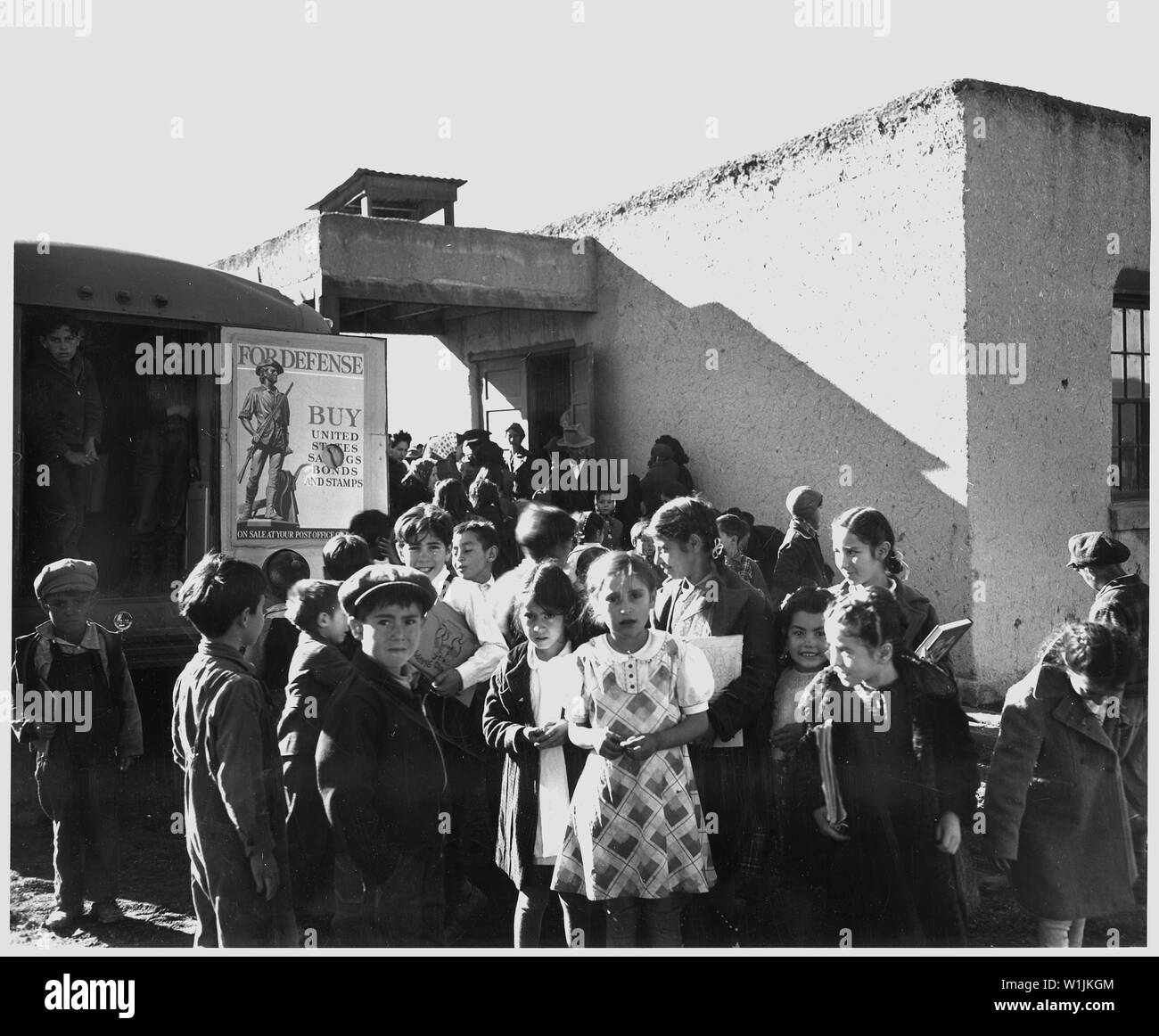 Taos County, New Mexico. Taos County Projekt Bücherbus visits Llano San Juan, wälzt Bücher, sh. . .; Umfang und Inhalt: Die Bildunterschrift lautet wie folgt: Taos County, New Mexico. Taos County Projekt Bücherbus visits Llano San Juan, wälzt Bücher, zeigt Lehrfilme im Schulhaus, verkauft Verteidigung Briefmarken. Stockfoto