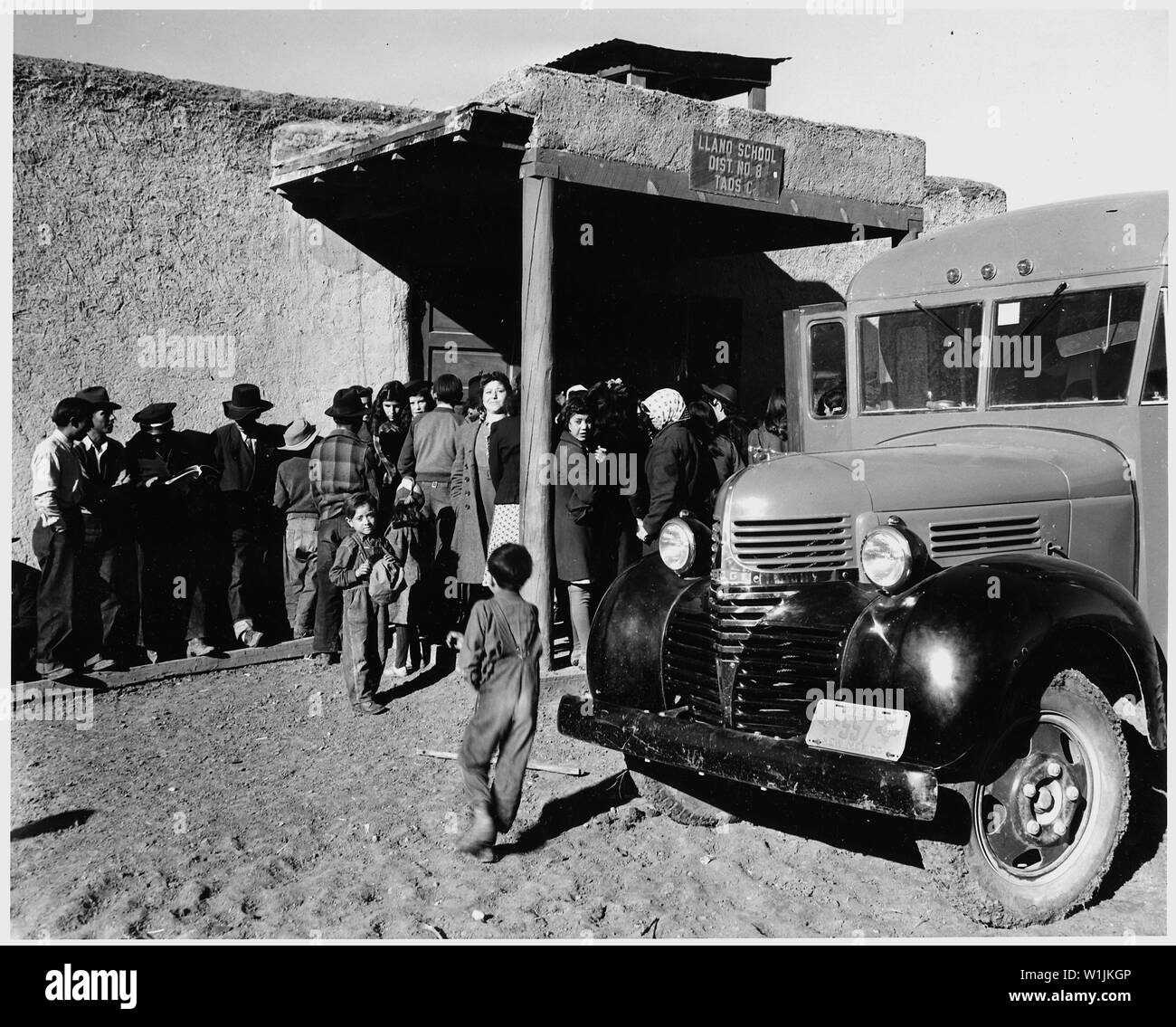 Taos County, New Mexico. Taos County Projekt Bücherbus visits Llano San Juan, wälzt Bücher, sh. . .; Umfang und Inhalt: Die Bildunterschrift lautet wie folgt: Taos County, New Mexico. Taos County Projekt Bücherbus visits Llano San Juan, wälzt Bücher, zeigt Lehrfilme im Schulhaus, verkauft Verteidigung Briefmarken. Stockfoto