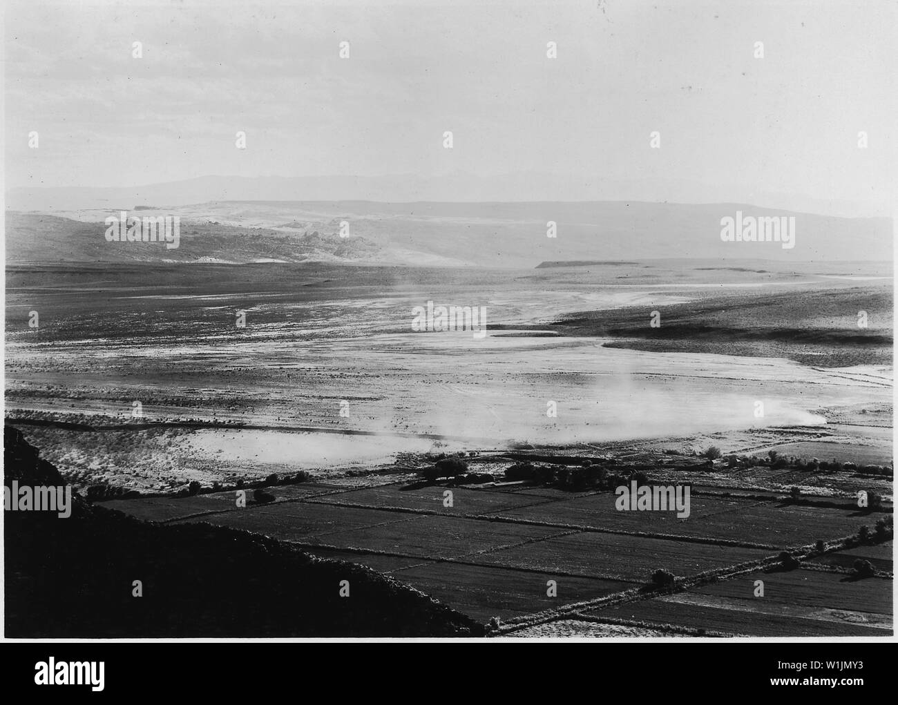 Die rote Wüste, wo Escalante für eine Weile im Jahre 1776 verloren war. Südwestlich der heutigen Stadt Hurricane, Utah. Die rote Wüste ist der helle Streifen auf der Oberseite und den Hängen der niedrig liegenden Hügel in mittlerer Entfernung. Es ist sichtbar von der Autobahn Nr. 91 (Pfeilspitze Trail zwischen Salt Lake City und Los Angeles) von unten Anderson's Ranch (Zion Gabel) auf der Suche nach Südosten an der linken Seite der Straße. Stockfoto