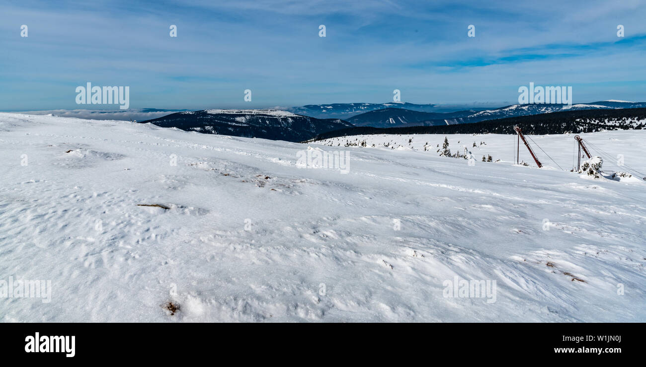 Blick vom Wanderweg balg Vysoka Loch im Winter Gesenke in der Tschechischen reublic mit Hügeln, Schnee, Skilift und blauer Himmel Stockfoto