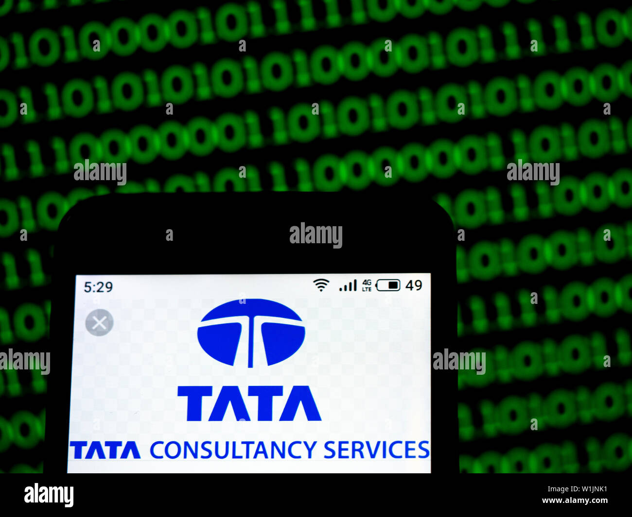 In diesem Foto Illustration der Tata Consultancy Services Limited (TCS) Logo wird auf dem Smartphone angezeigt Stockfoto