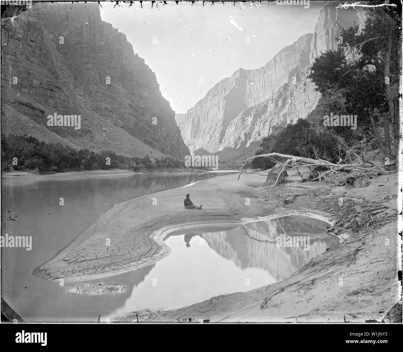 Im Herzen von Lodore, Green River - F.S. Dellenbaugh wird sitzen, und im Wasser spiegelt. Beaman Foto 1871. Alte Nr. 317, 478. Ähnlich wie 501 und 69, die nicht FSD zeigen. Hinweis: Foto veröffentlicht gegenüberliegenden Seite 40 in einem Canyon Reise durch Dellenbaugh und er mit Untertiteln das Foto im Herzen von Lodore, daher die eingegeben und auf dem Etikett das Foto 428 Morain Lake, Aquarius Plateau, Utah, die in Bleistift im Album gekreuzt wird, Fehler werden Aufruf eingefügt., 1871 - 1878 Stockfoto