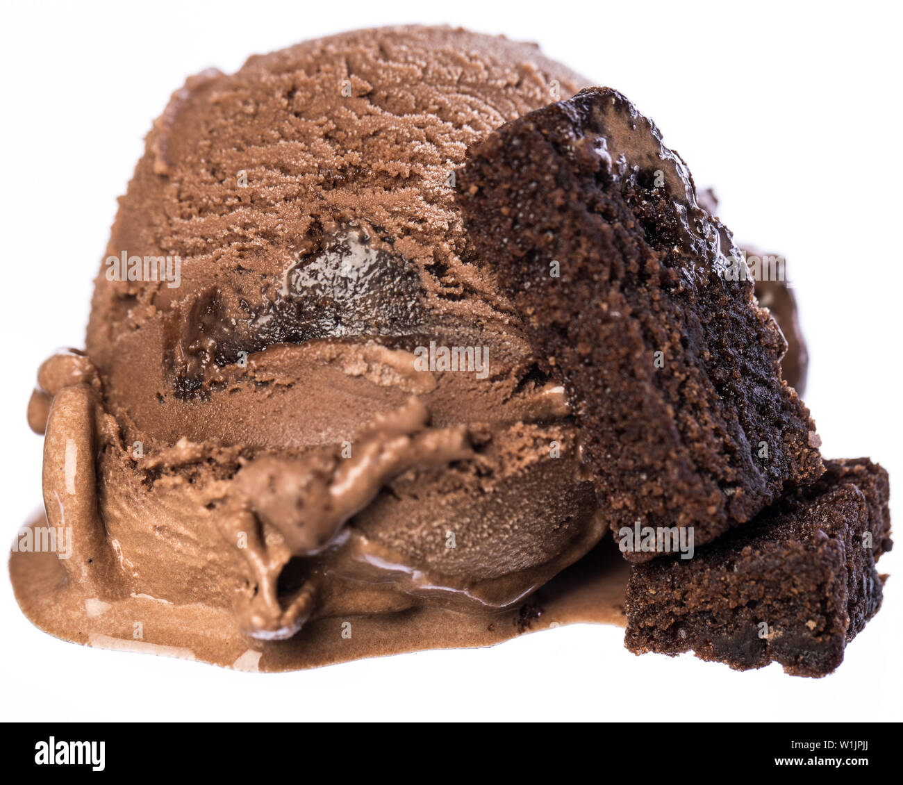 Einzelne Kugel Schokolade - brownie Eis mit Brownies auf weißem Hintergrund Seitenansicht isoliert Stockfoto