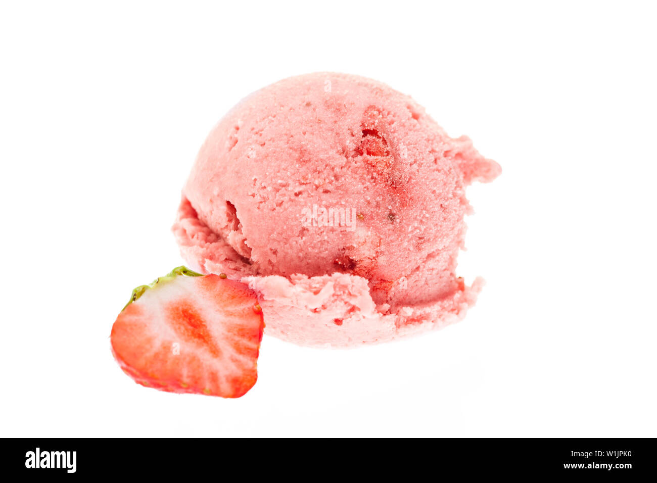 Single Erdbeereis creamball Vorderansicht mit einem Stück Erdbeere auf weißem Hintergrund Stockfoto