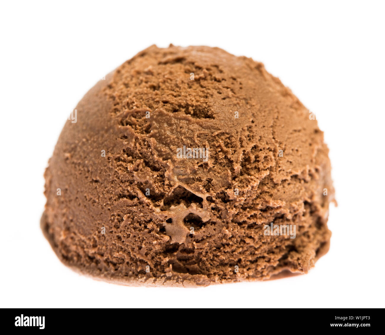 Eine weiche Kugel von schokoladeneis auf weißem Hintergrund Stockfoto