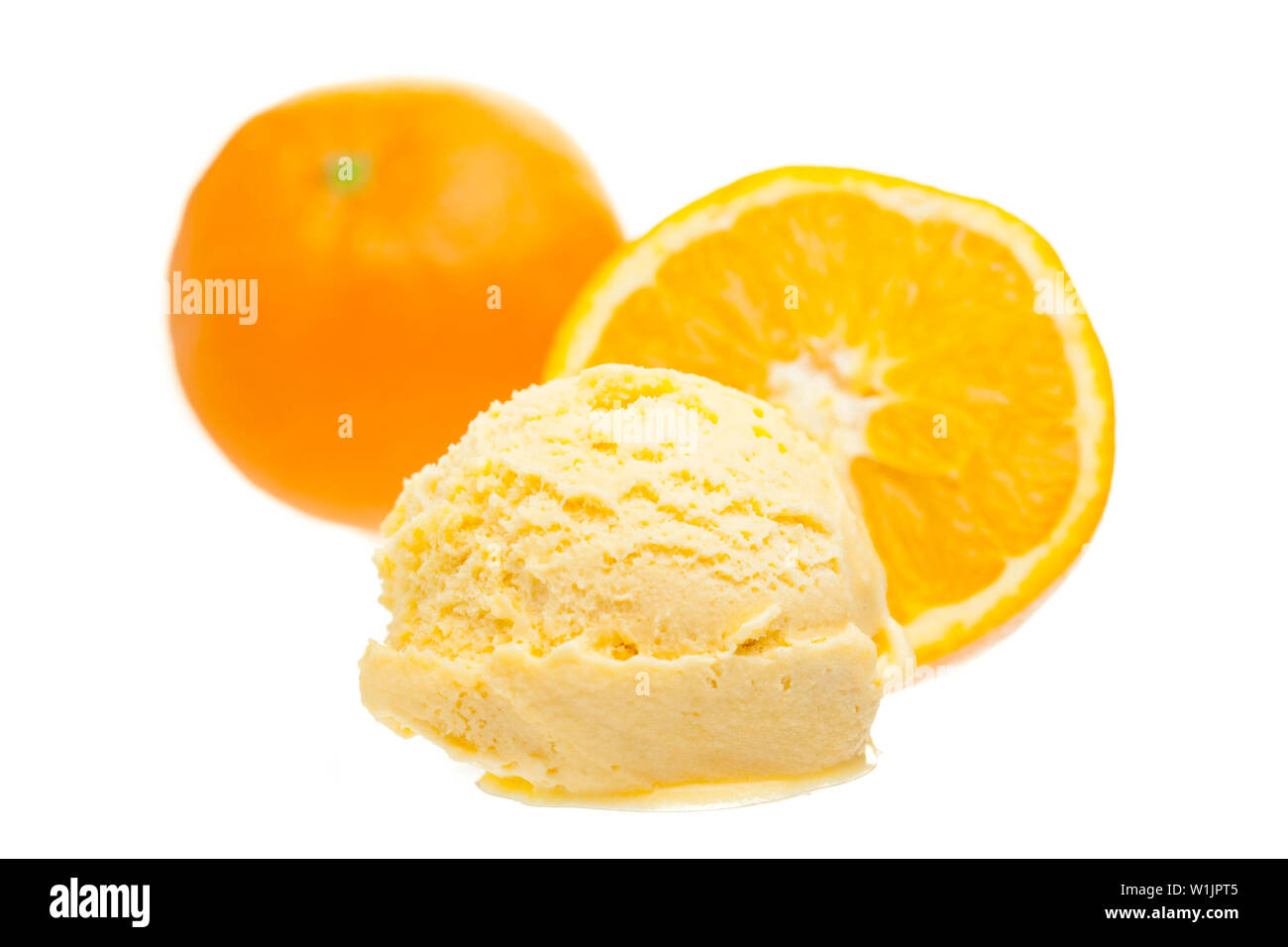 Orange Eisportionierer mit Orangen auf weißem Hintergrund Stockfoto
