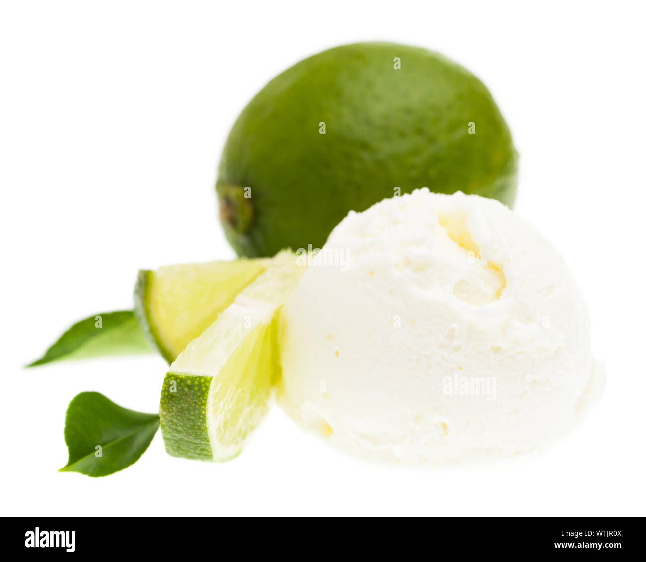 Vorderansicht der Zitrone Eisportionierer mit Zitronenscheiben, eine ganze Zitrone lemone und treibt auf weißem Hintergrund Stockfoto