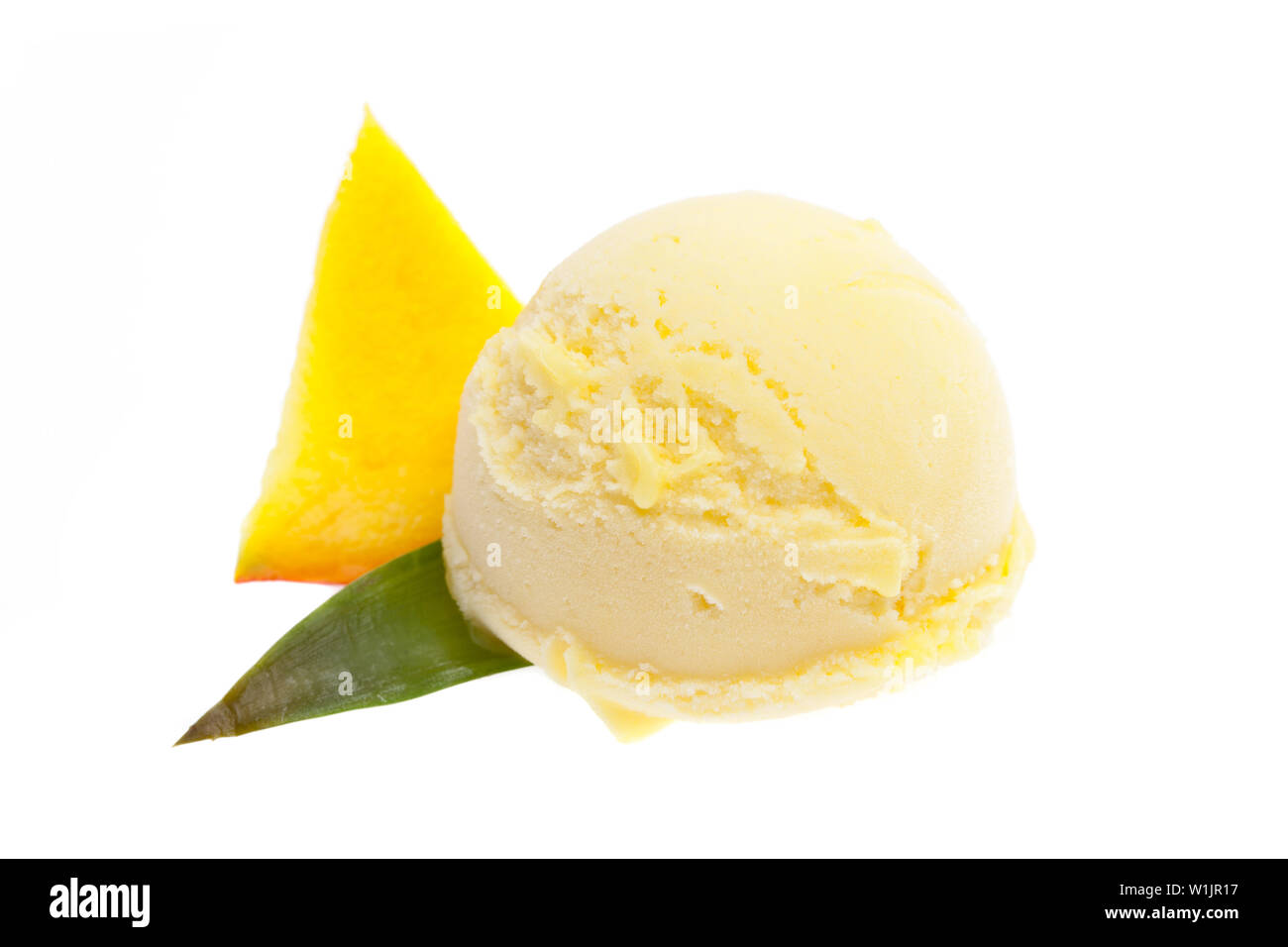 Einziges Mango Eisportionierer mit ein Stück echte Mango auf weißem Hintergrund Stockfoto