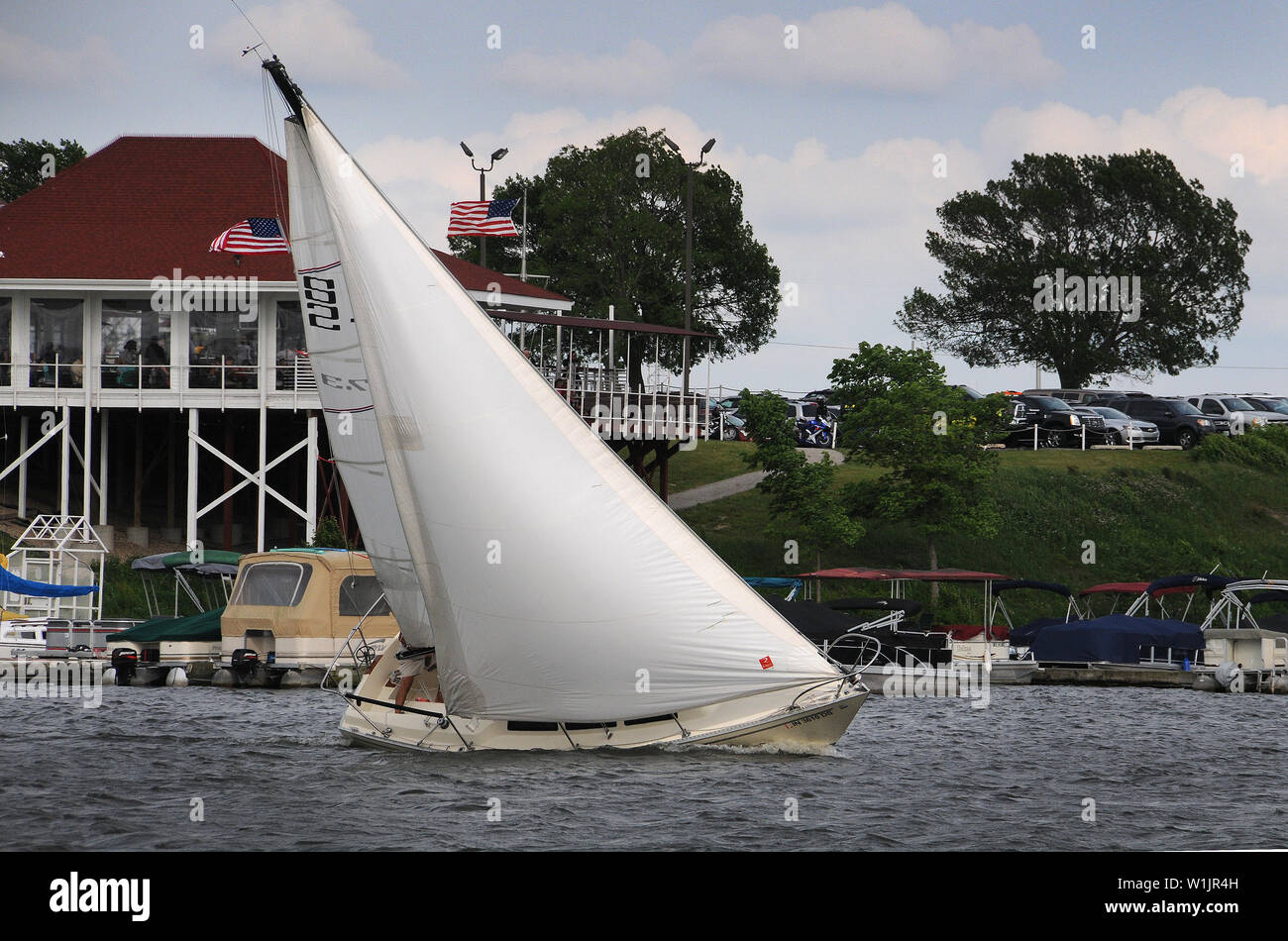 Ein Segelboot führt eine Leistung drehen vor Rick's Cafe Werft auf Eagle Creek Stausee in der Nähe von Indianapolis. (C) 2015 Tom Kelly Stockfoto