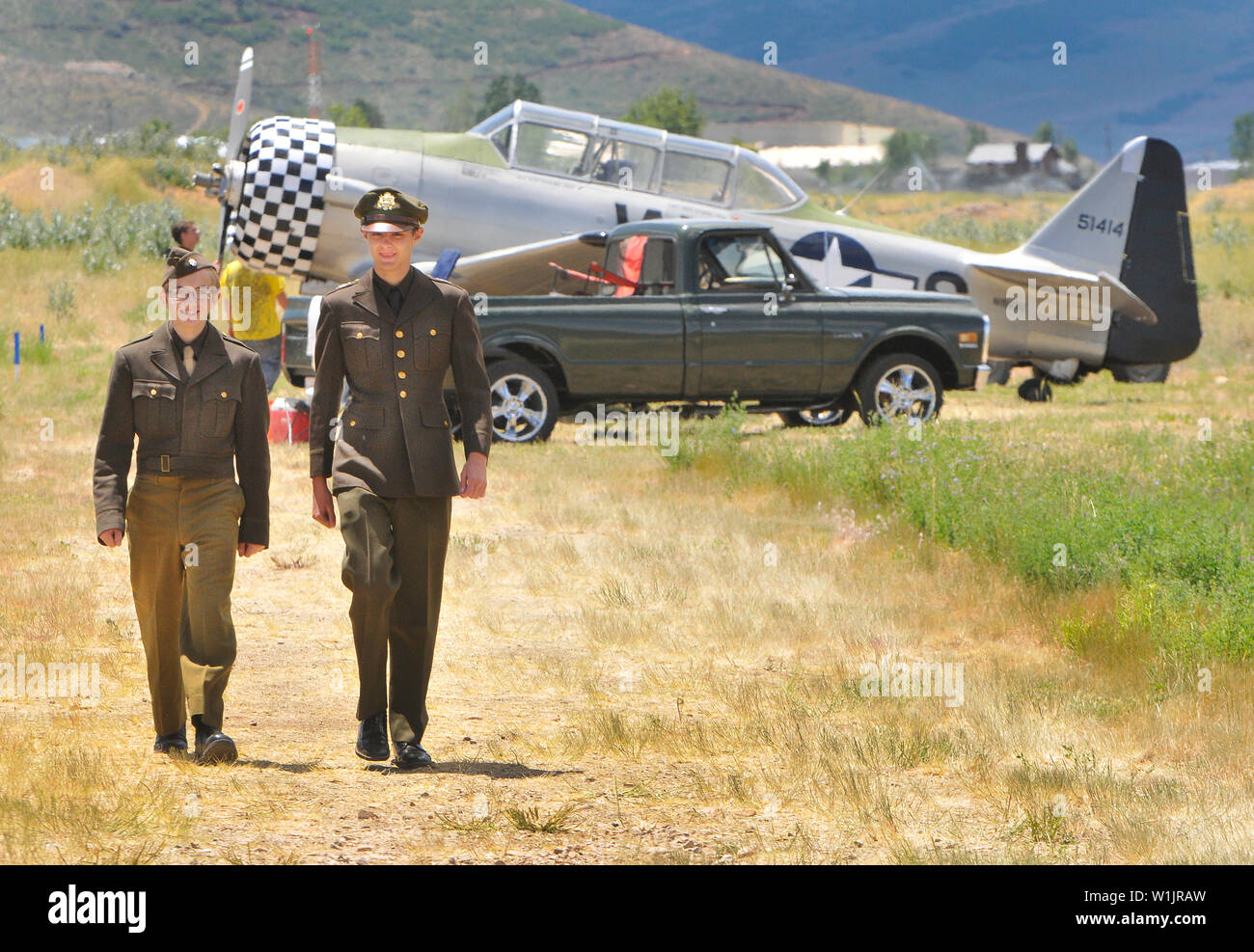 Zwei junge kadetten Gehen der Flight Line in einem Weltkrieg II Erholung von der Commemorative Air Force zeigen an Heber Flughafen. (C) 2014 Tom Kelly Stockfoto