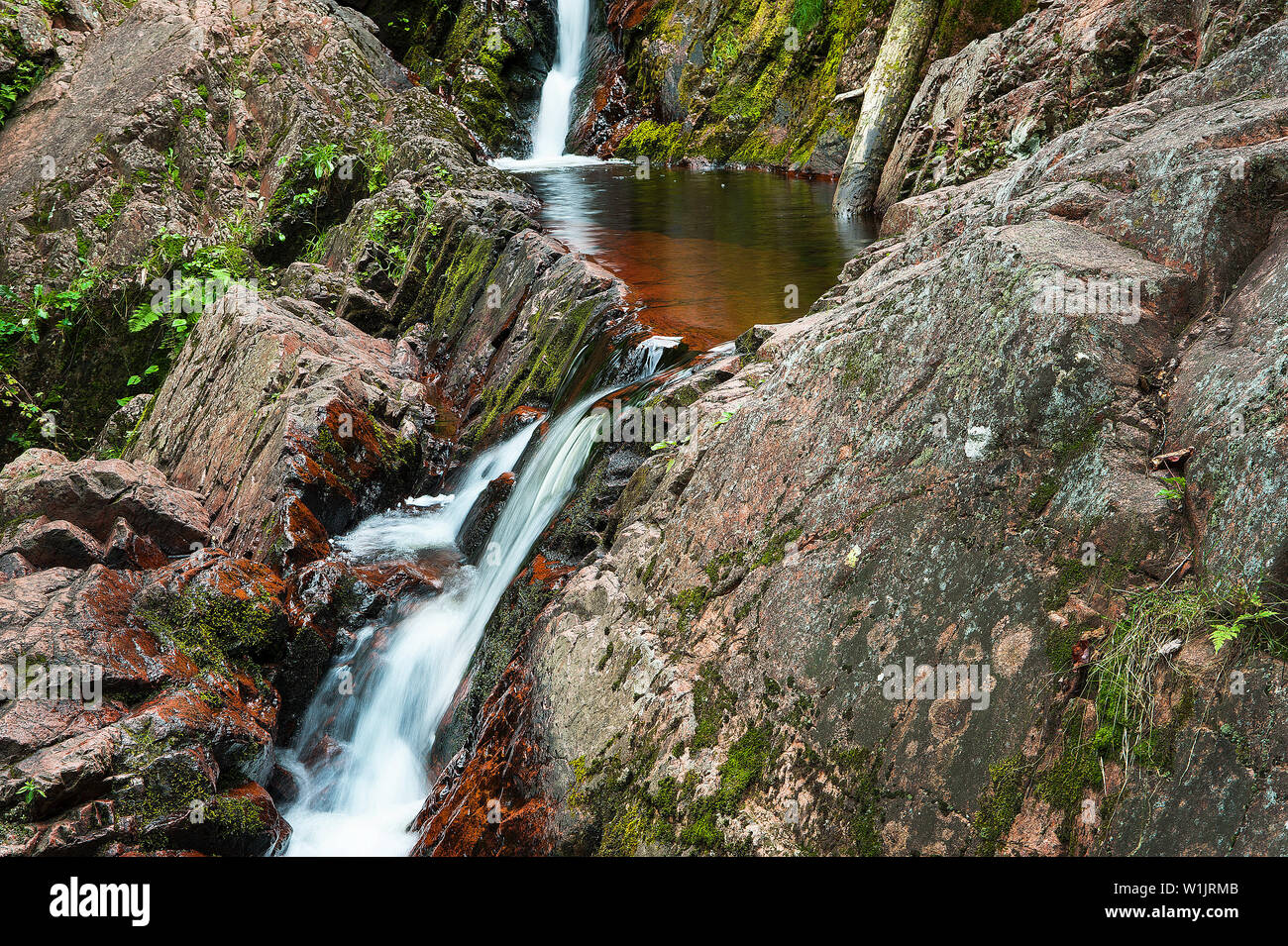 Wasserkaskaden durch farbige Felsen bei Morgan fällt in der Chequamegon-Nicolet National Forest in der Nähe von Mellen, Wisconsin. Die 70 Meter hohe fällt auf Mor Stockfoto