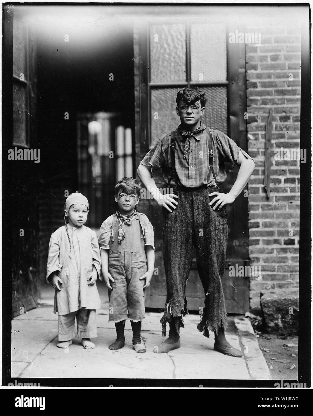 Dieses Bild zeigt die vier Neuheit Grahams, akrobatische Darsteller auf dem Victoria Theater, Philadelphia; Umfang und Inhalt: Dieses Bild zeigt die vier Neuheit Grahams, akrobatische Darsteller auf dem Victoria Theater, Philadelphia. Der Vater ist 23 Jahre alt. Willie 5 Jahre alt ist, Herbert ist 3 Jahre alt. Um 21.00 Uhr 10. Juni, wurden diese Kinder gesehen, die auf der Bühne. Vier mal täglich sie eine Wendung, die dauert 12 bis 14 Minuten. Herbert, der Jüngste, wurde vom Vater beginnt auf der Bühne als Acrobat, als er 10 1/2 Monate alt war. Willie, jetzt 5, wird gesagt. Stockfoto