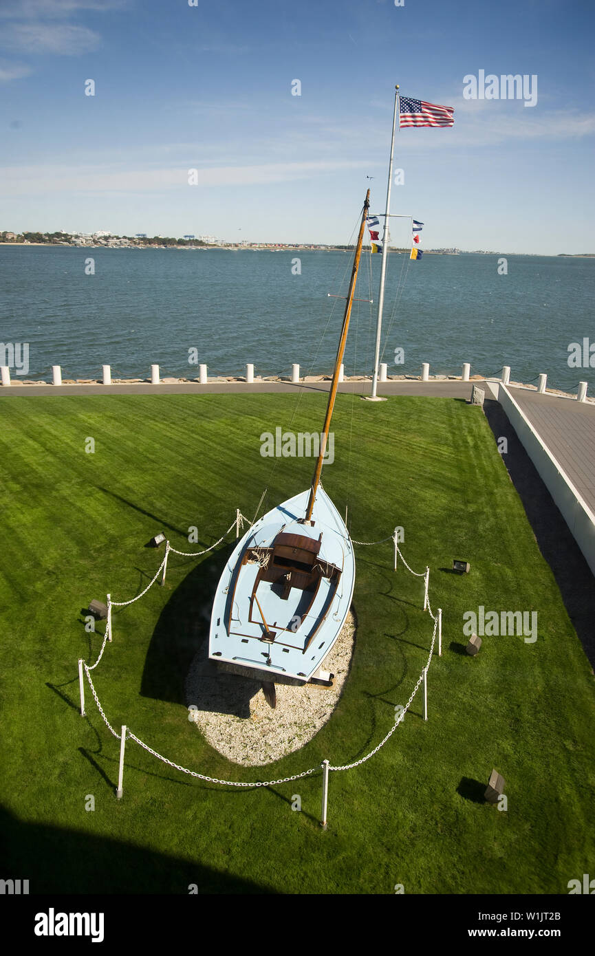 Ein Segelboot steht still außerhalb der JFK Museum und Bibliothek in Boston. (C) 2011 Tom Kelly Stockfoto