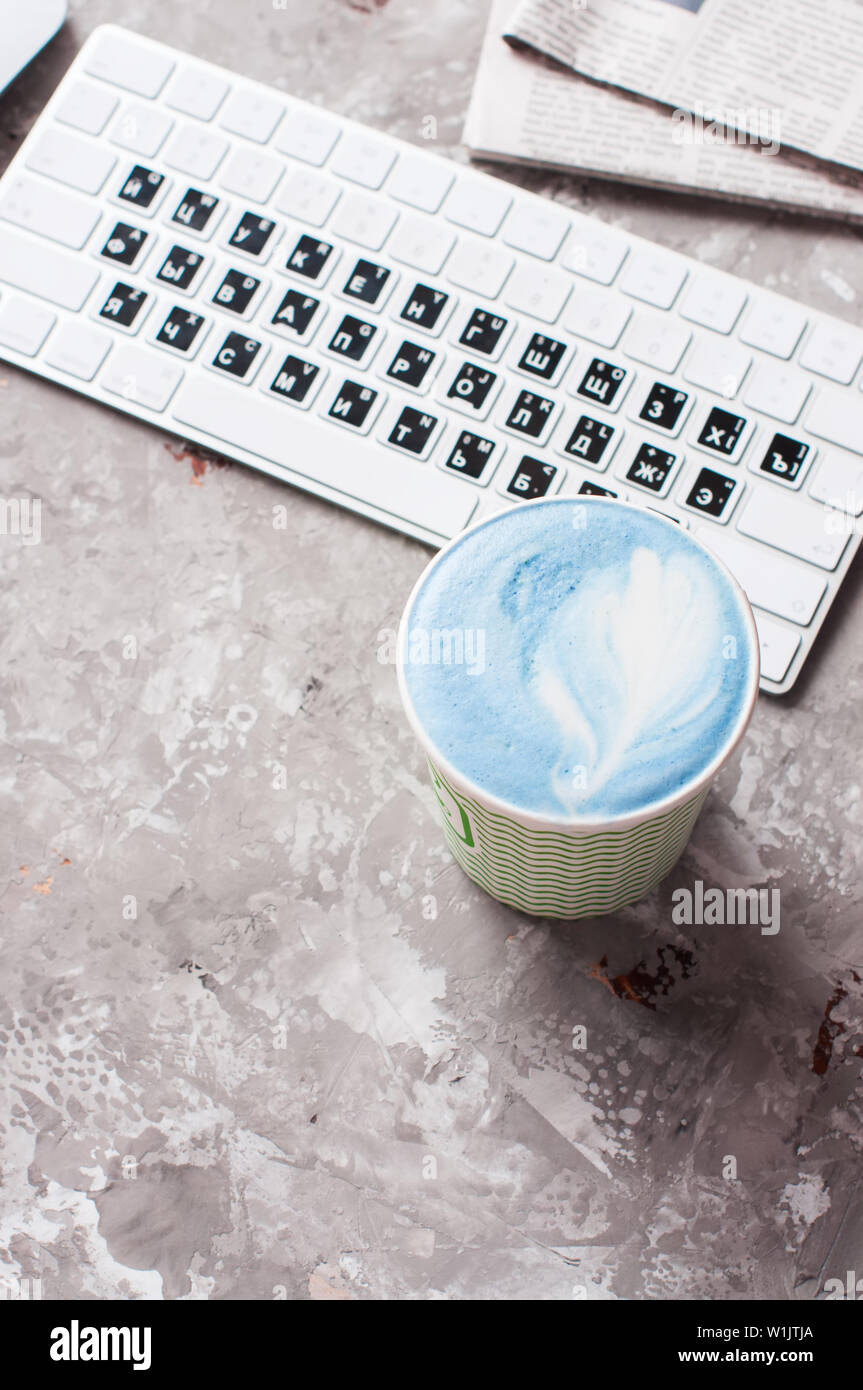 Eine Tasse blau Matcha Tee. Ansicht von oben. Stockfoto