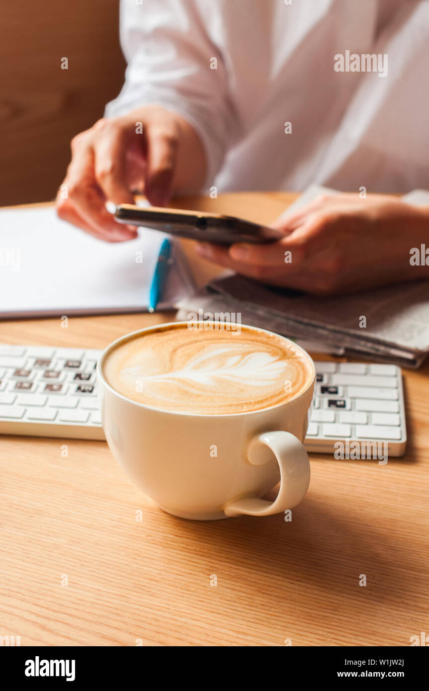 Eine Tasse Kaffee auf einen Arbeitstisch. Stockfoto